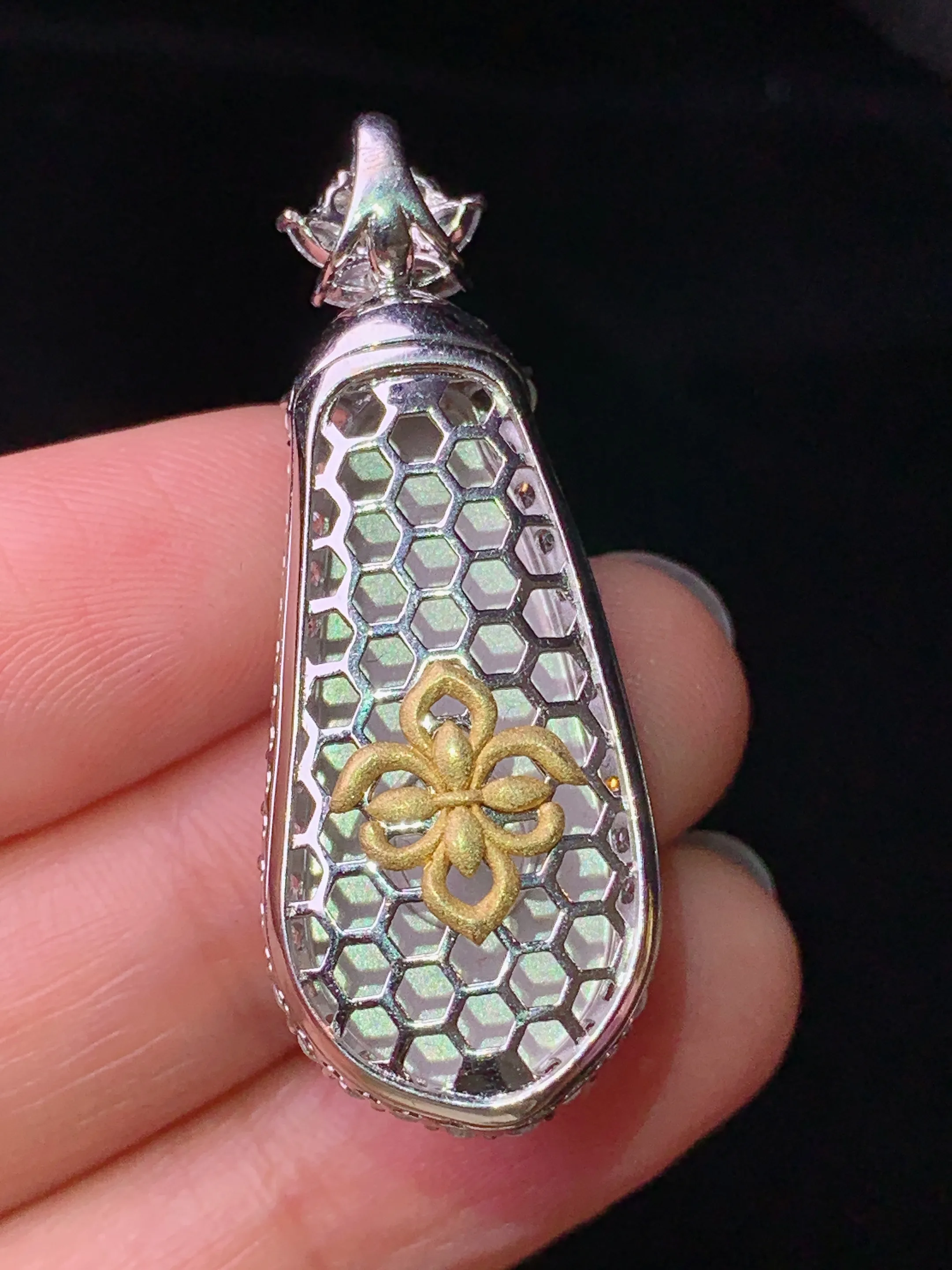 18k金钻镶嵌紫罗兰四季豆吊坠 玉质细腻 色泽艳丽清新 整体尺寸40.7*15.3*10