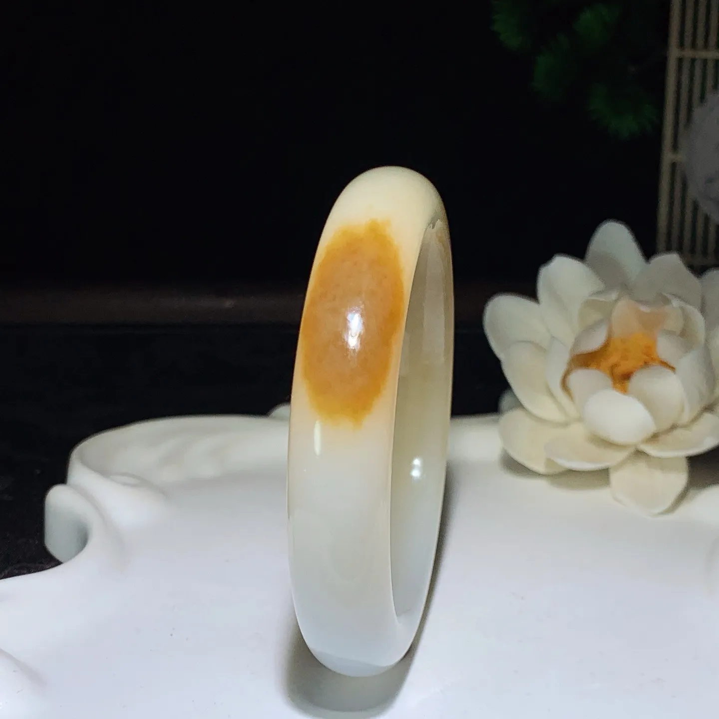 新疆和田玉羊脂白且末糖手镯 52圈口条宽12厚9重57.5克。玉质细腻油润。手推出油。佩戴高端典雅。