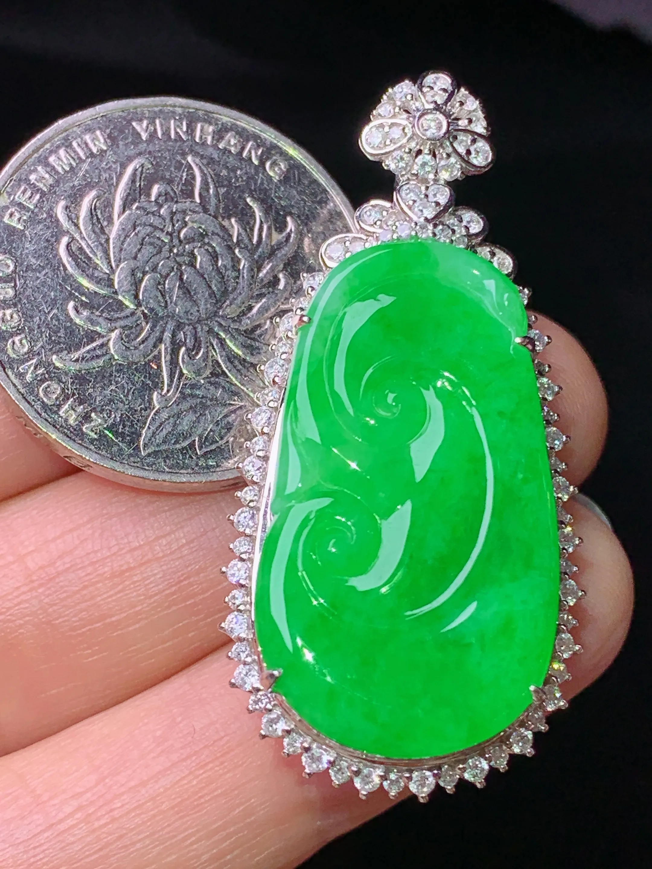 18k金钻镶嵌翠绿如意吊坠 玉质细腻 色泽艳丽清新 整体尺寸42.2*20.5*11