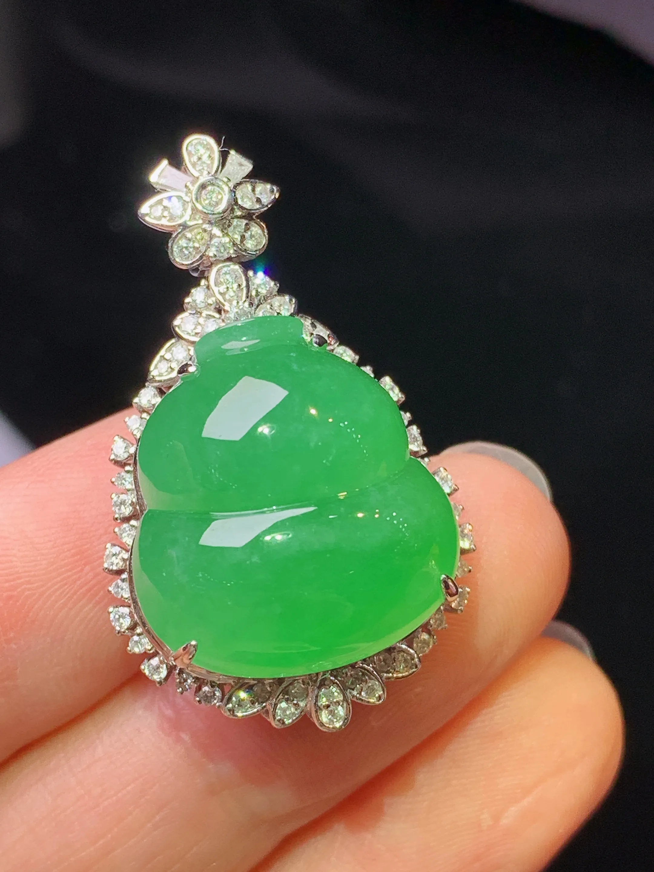 18k金钻镶嵌翠绿葫芦吊坠 玉质细腻 色泽艳丽清新 整体尺寸33*20.2*14.6