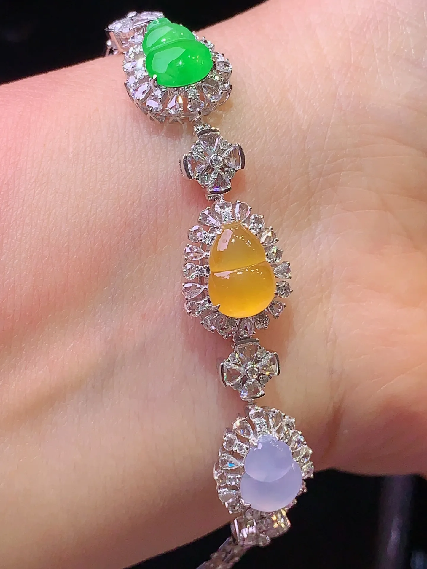 18k金钻镶嵌三色葫芦手链 玉质细腻 色泽艳丽清新 整体尺寸65*12*7.8