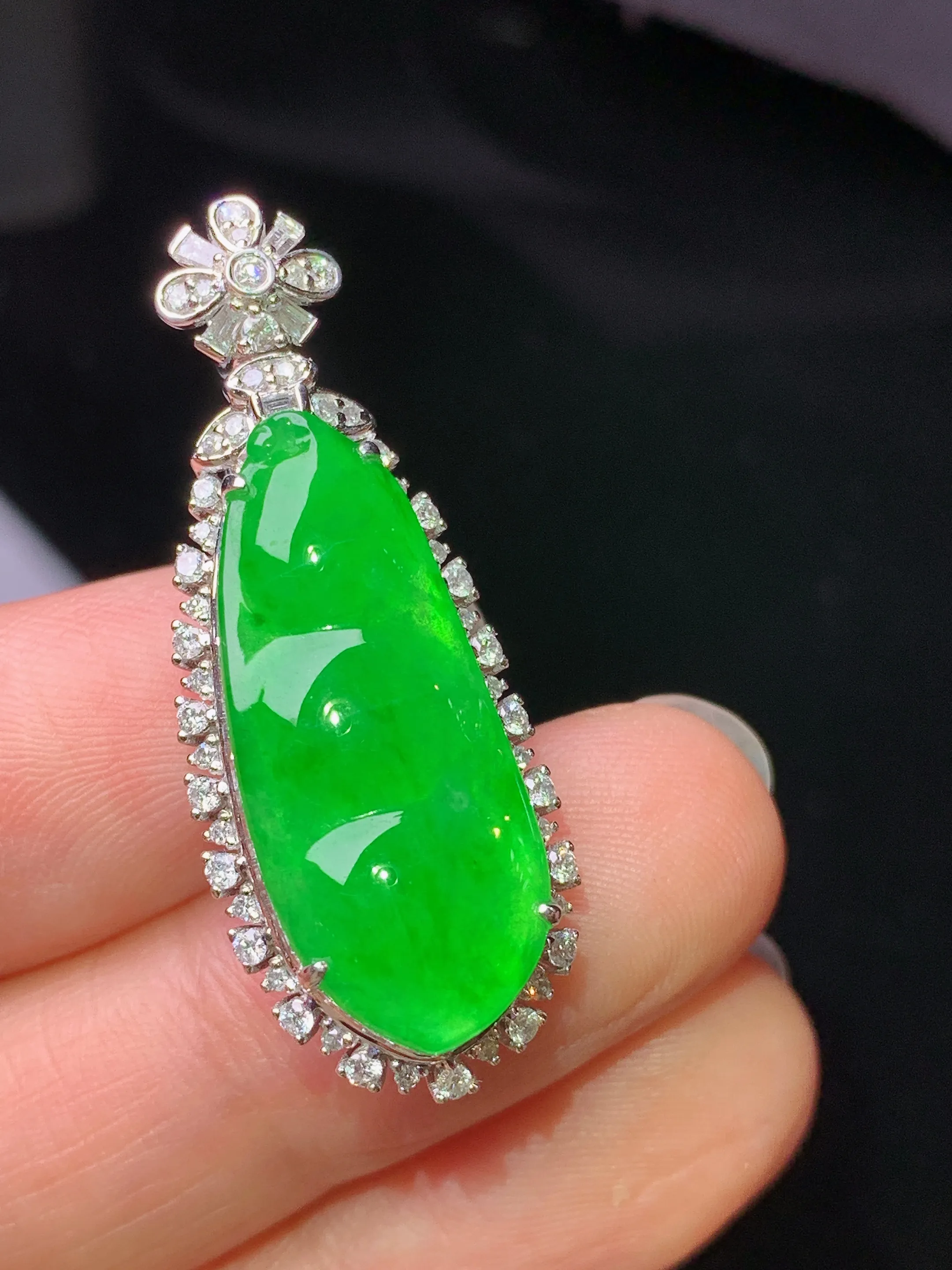 18k金钻镶嵌满绿四季豆吊坠 玉质细腻 色泽艳丽清新 整体尺寸35.8*13.6*10