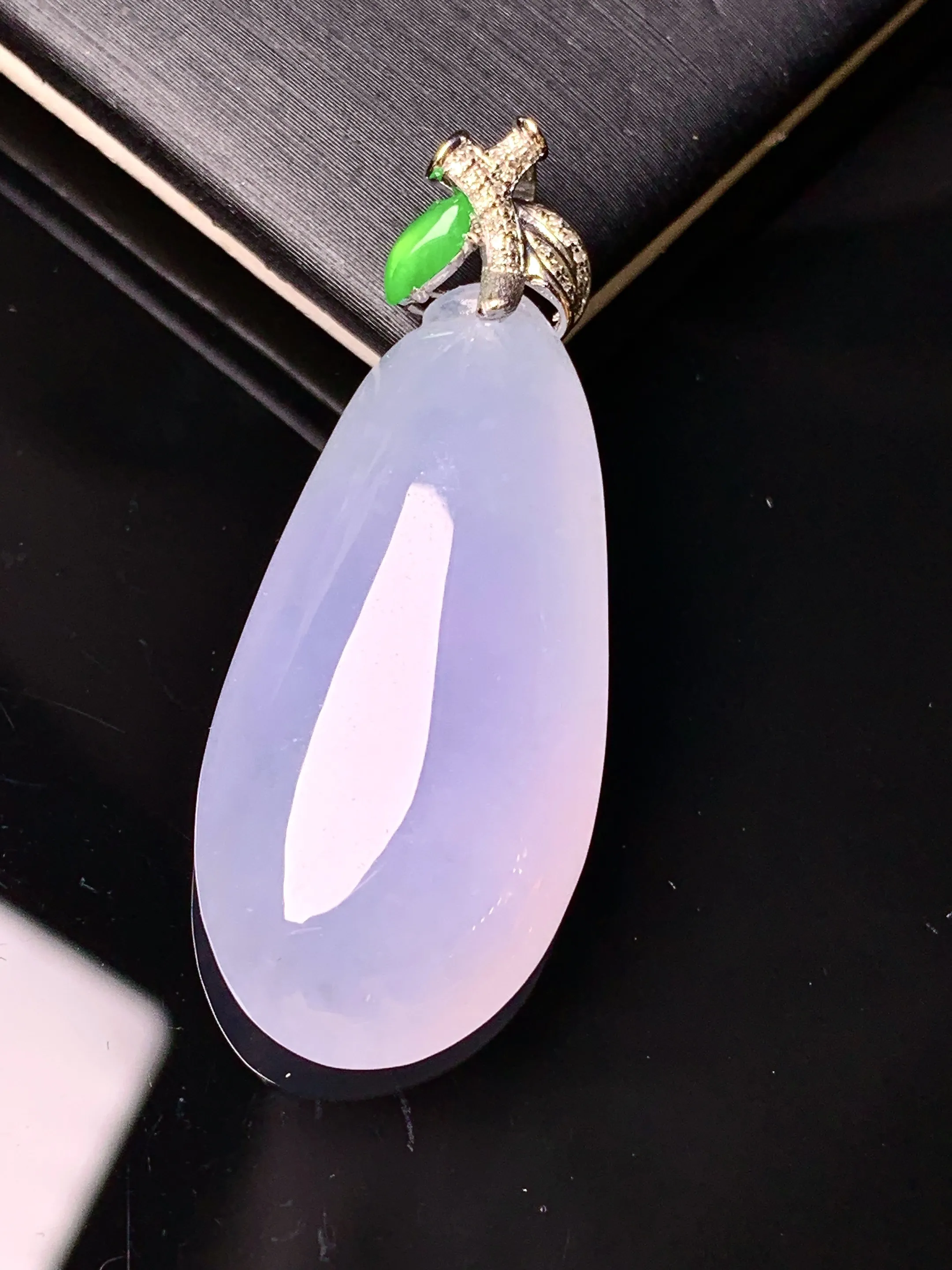 18k金钻镶嵌紫罗兰福瓜吊坠 玉质细腻 色泽艳丽清新 整体尺寸39.8*16*8.8