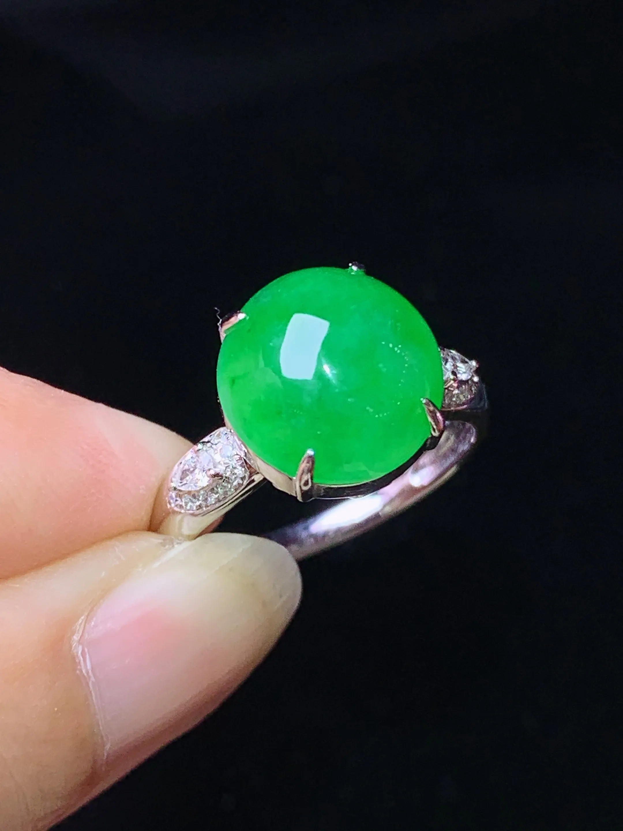 18k金钻镶嵌满绿蛋面戒指 玉质细腻 色泽艳丽清新 圈口14 整体尺寸11.5*11*6.3