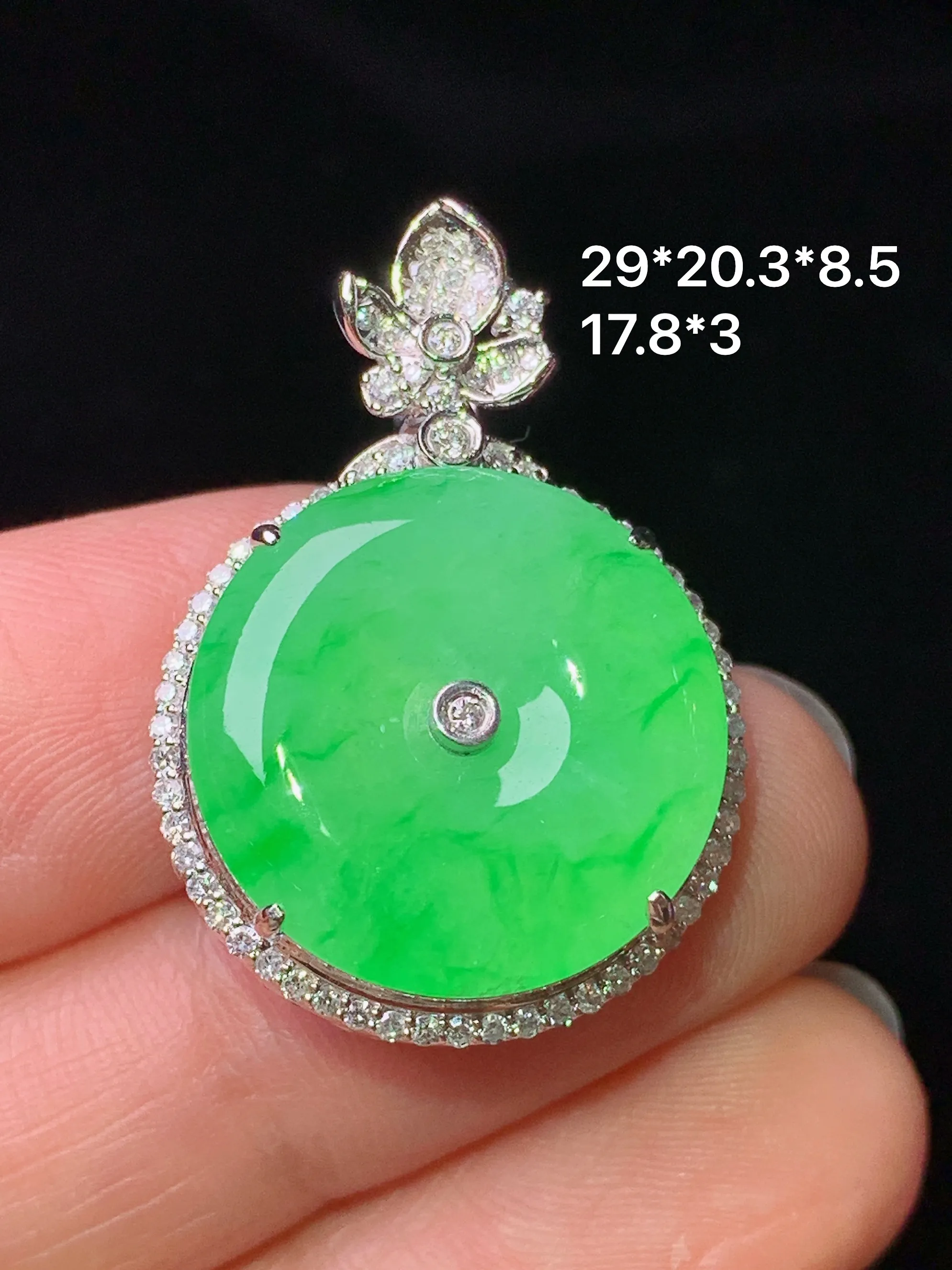 18k金钻镶嵌翠绿平安扣吊坠 玉质细腻 色泽艳丽清新 整体尺寸29*20.3*8.5