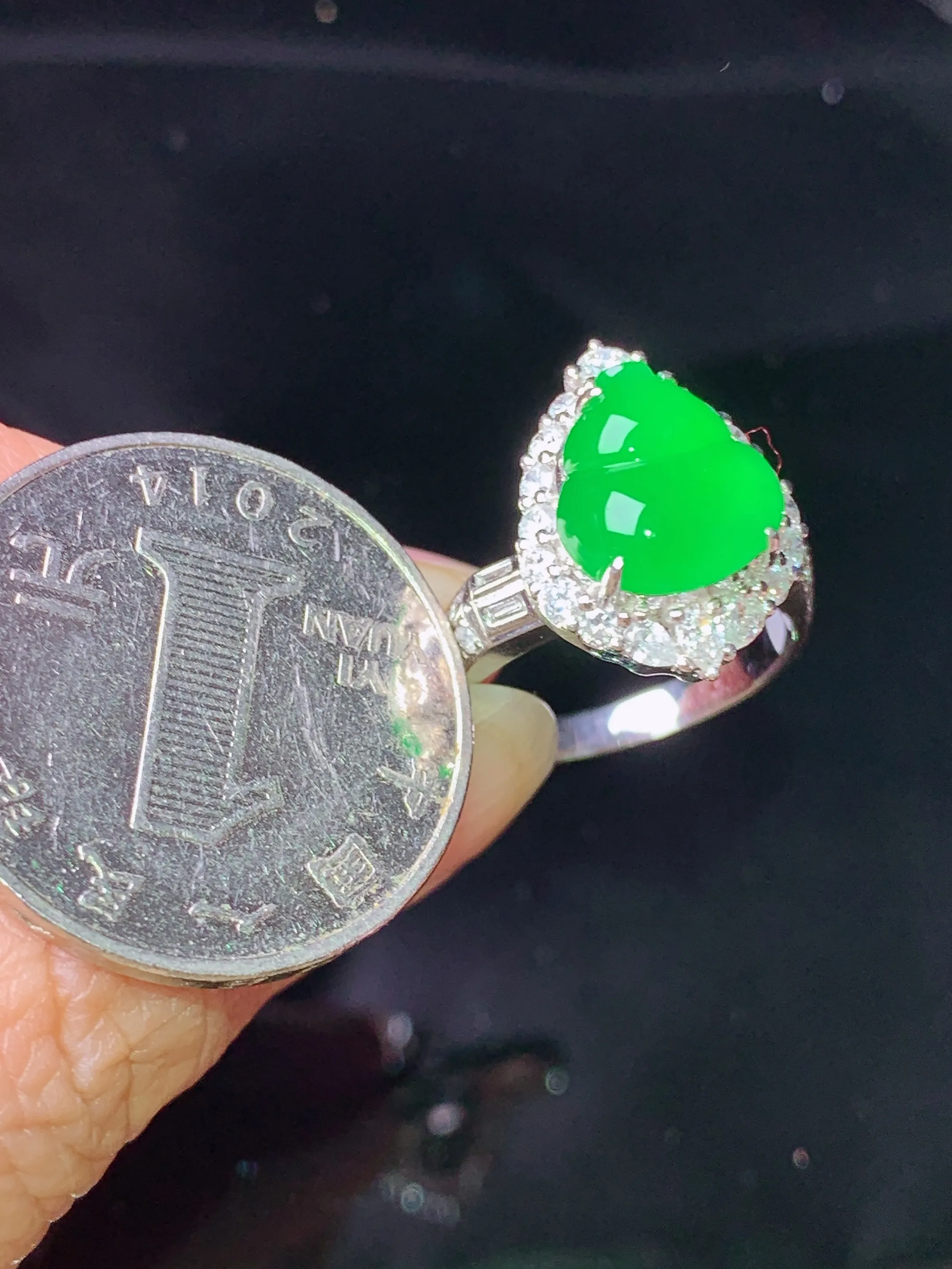 18k金钻镶嵌满绿葫芦戒指 玉质细腻 色泽艳丽清新 圈口14 整体尺寸17.2*12.8*10.6