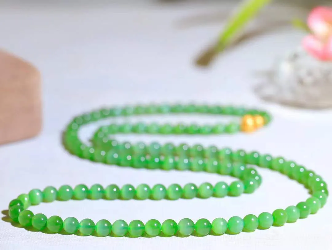 【珠圆玉润.项链】

精品和田玉碧玉猫眼珠圆玉润项链 玉质温润细腻  整串打磨圆润，佩戴舒适。珠珠落玉盘，间关莺语花底滑，一生美好时光，无论身在何处，都有它相伴相守。事事顺遂，幸福美满，吉祥如意。重35.6克 尺寸取一6mm  8920478A