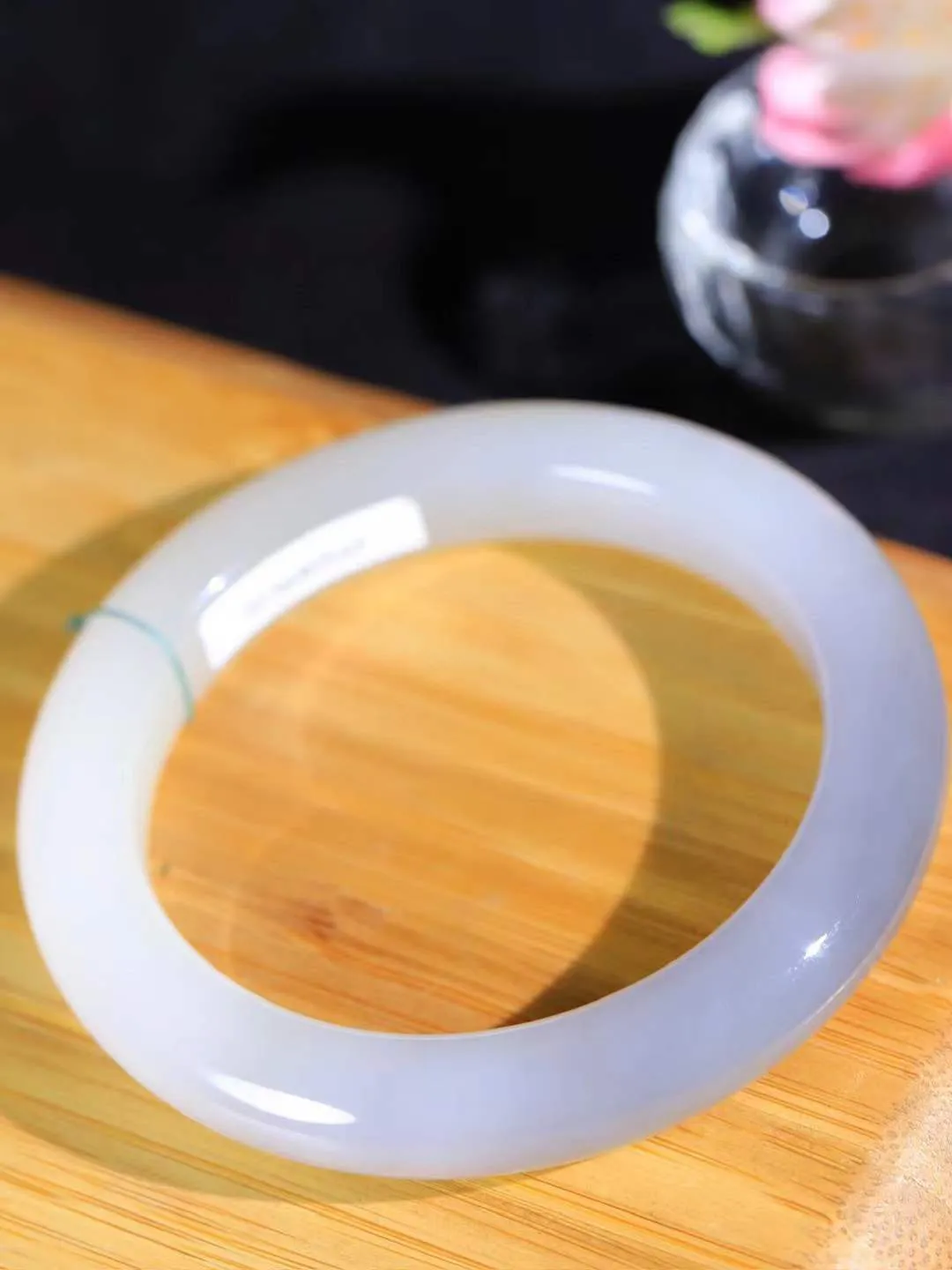 【花样年华·手镯】

精品和田玉烟紫白双色手镯，质地油润细腻，色泽高贵典雅，镯型古朴典雅。在诗情画