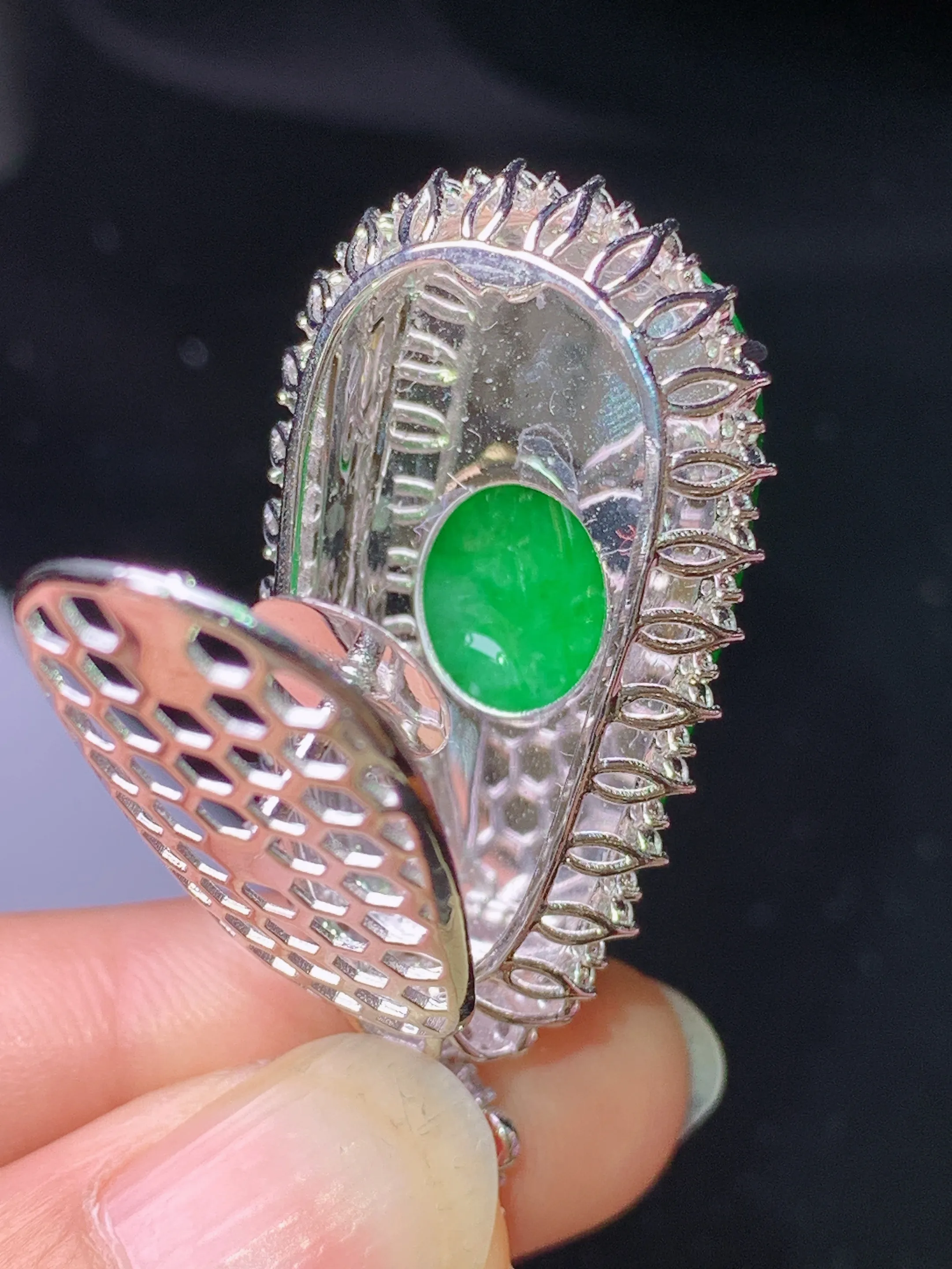 18k金钻镶嵌翠绿如意吊坠 玉质细腻 色泽艳丽清新 整体尺寸42.2*20.5*11