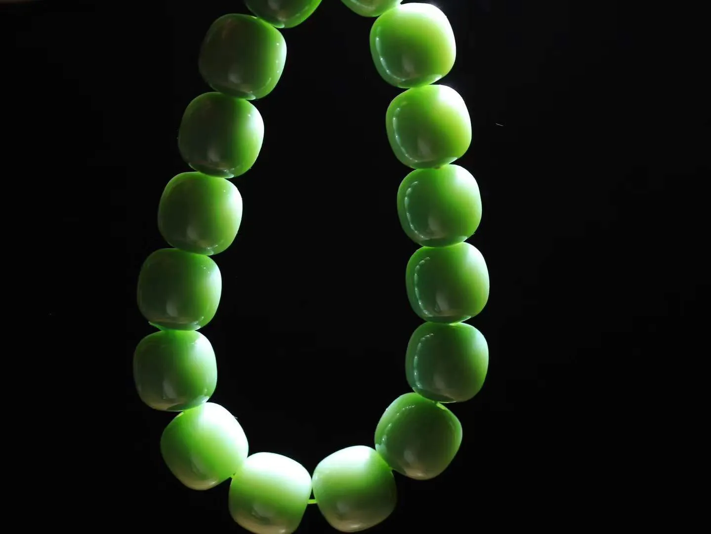 （老型珠.手串）

精品️和田玉碧玉老型珠手串，也可做手持，玉质细腻油润 饱满光滑 质朴无华，悠远简单，人心境界远，百世修炼深，心灵常驻善意持，觉悟人生百世修。重56.8克    尺寸取一12.4-12.8mm    5420401L