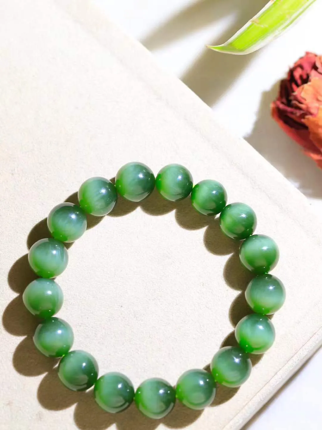 （猫眼手串）

精品和田玉碧玉猫眼圆珠手串 质地温润灵动 猫眼儿般的光中，有波光潋滟，也有梦幻清韵。行走于市井的喧嚣，相顾不言，便得清欢。重46克 尺寸取一12mmFDT-2320453