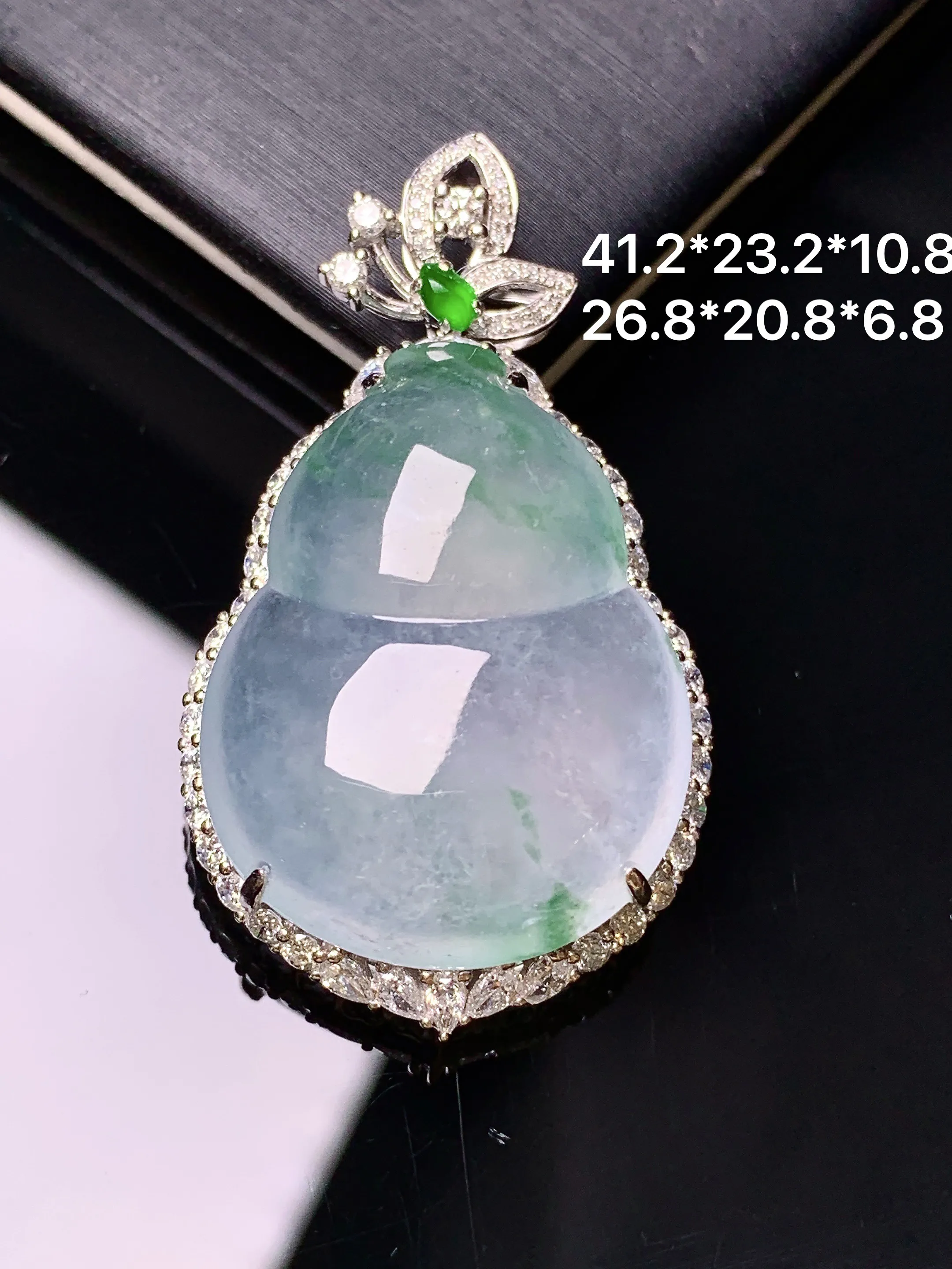 18k金钻镶嵌冰种飘绿葫芦吊坠 玉质细腻 色泽艳丽清新 整体尺寸41.2*23.2*10.8