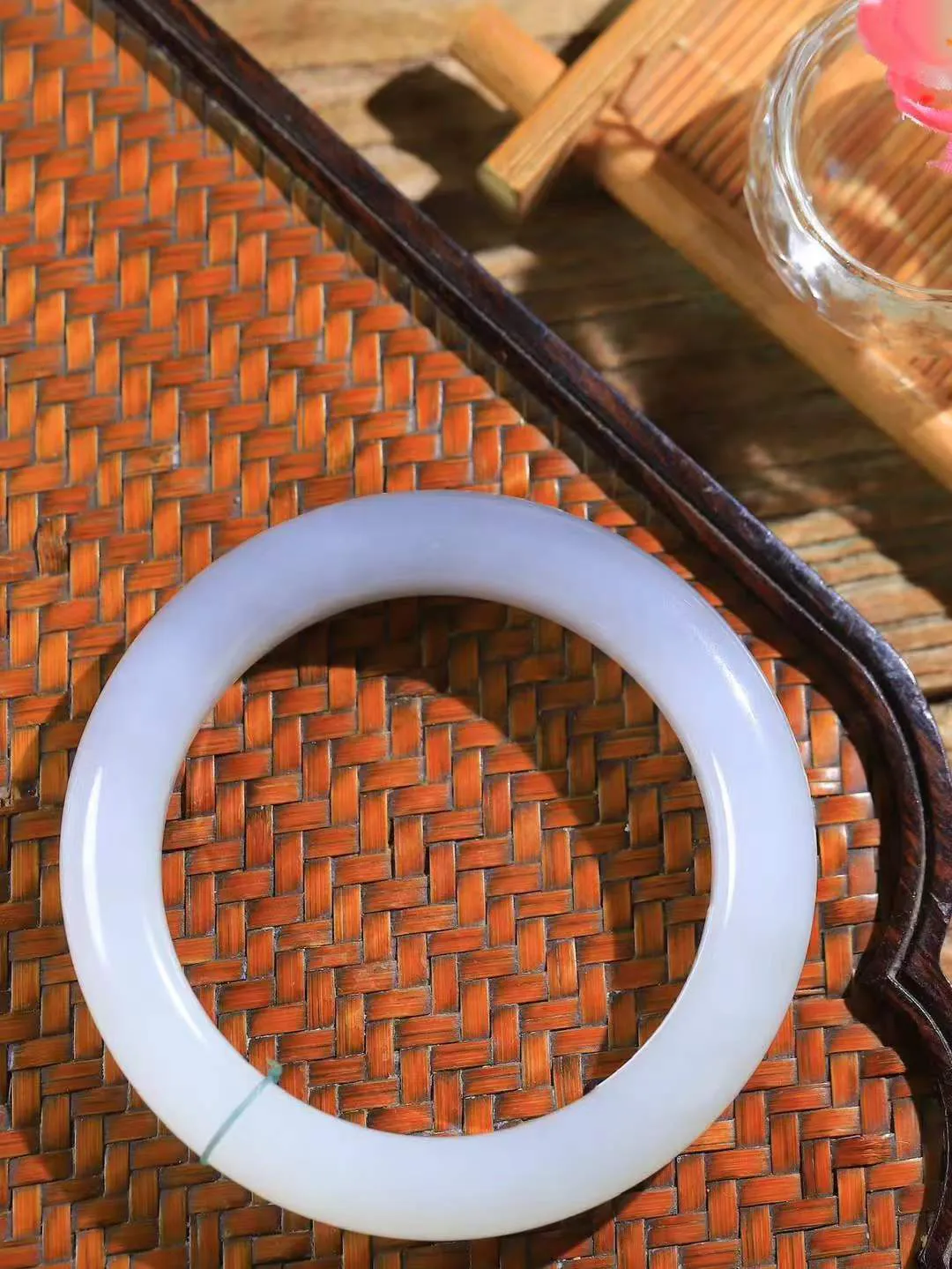 （一见倾心.手镯）

精品和田玉烟紫白玉双色手镯，玉质温润细腻 油性十足 手感舒适，高华雅逸，线条流畅，简约大气，美自天成，素雅高贵。佩戴于腕间，婉约之美，举手投足间透出那低调奢华。重60.3克  尺寸54.5-12-10.5mm  5620236A