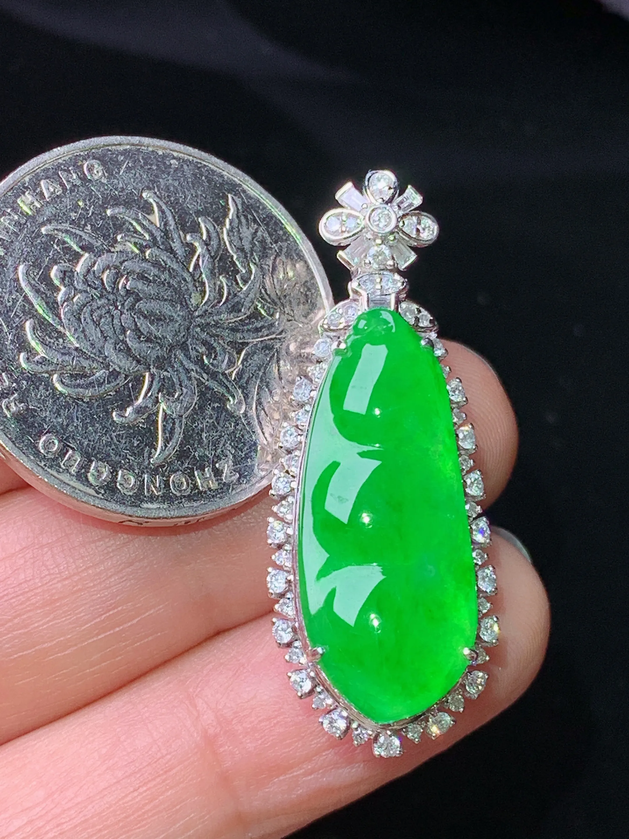 18k金钻镶嵌满绿四季豆吊坠 玉质细腻 色泽艳丽清新 整体尺寸35.8*13.6*10