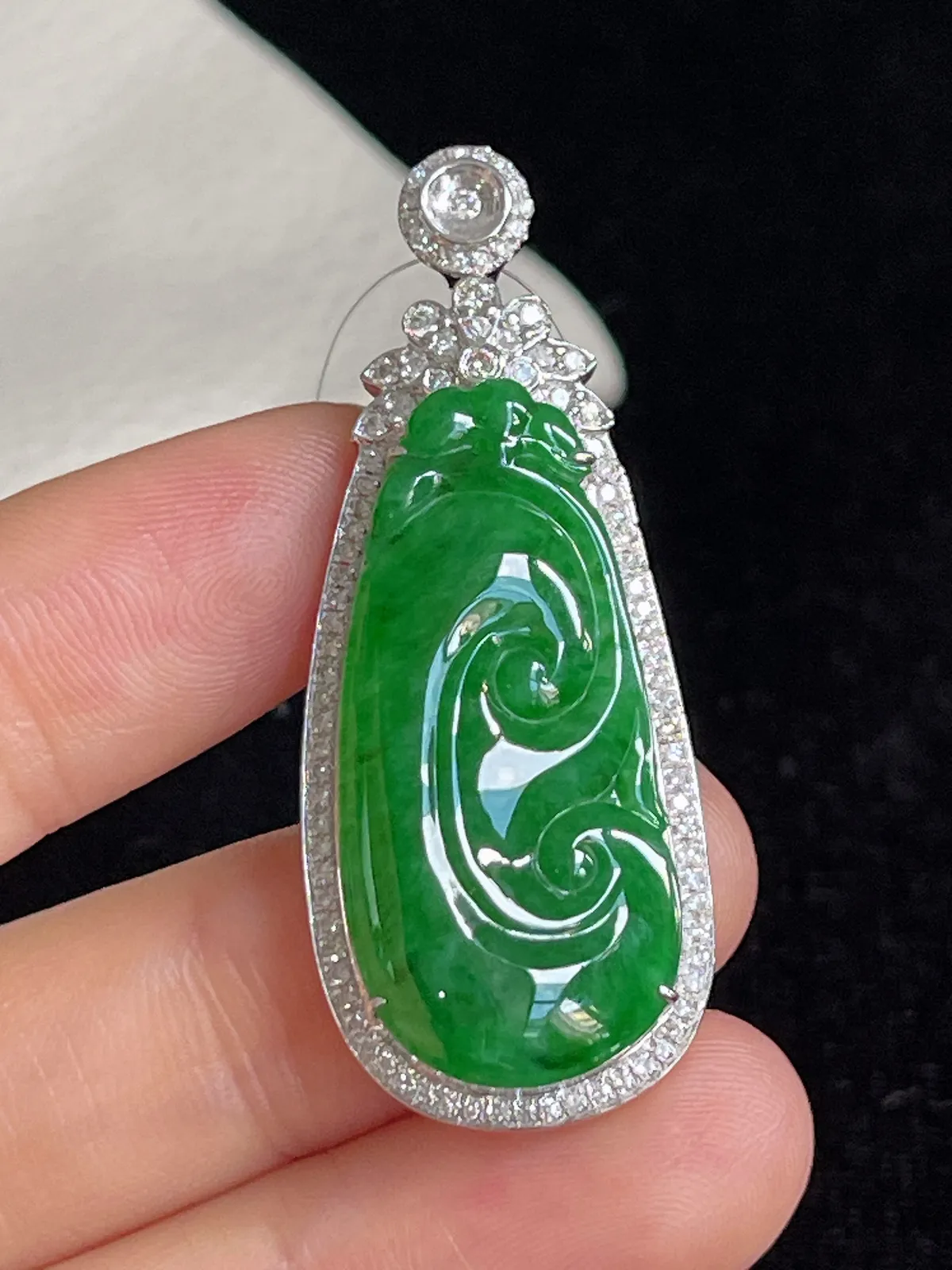 翡翠糯化种绿色如意，印记：G18K,伴钻石