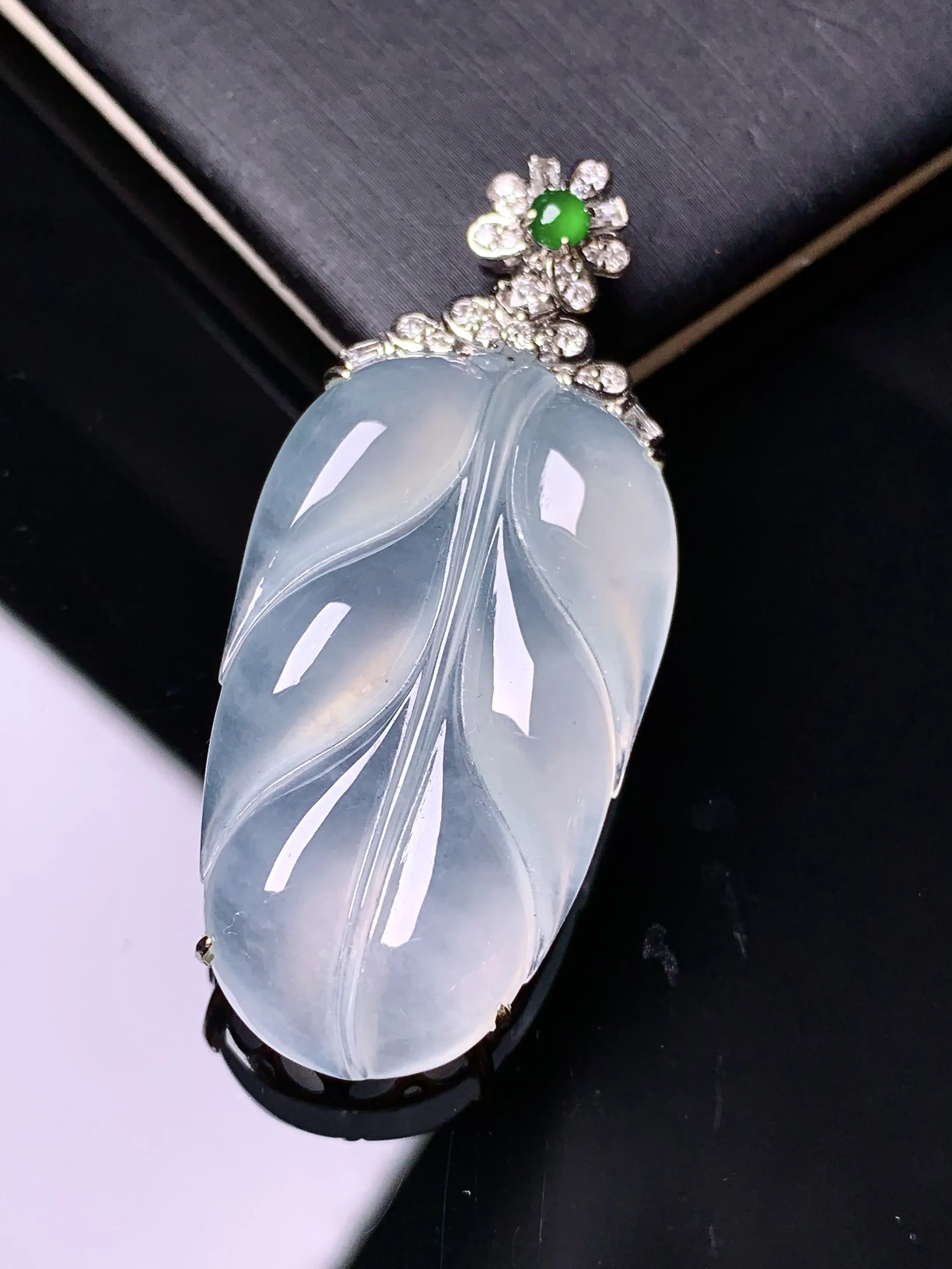 18k金钻镶嵌冰种树叶吊坠 玉质细腻 色泽艳丽清新 整体尺寸45.2*19.3*8.3