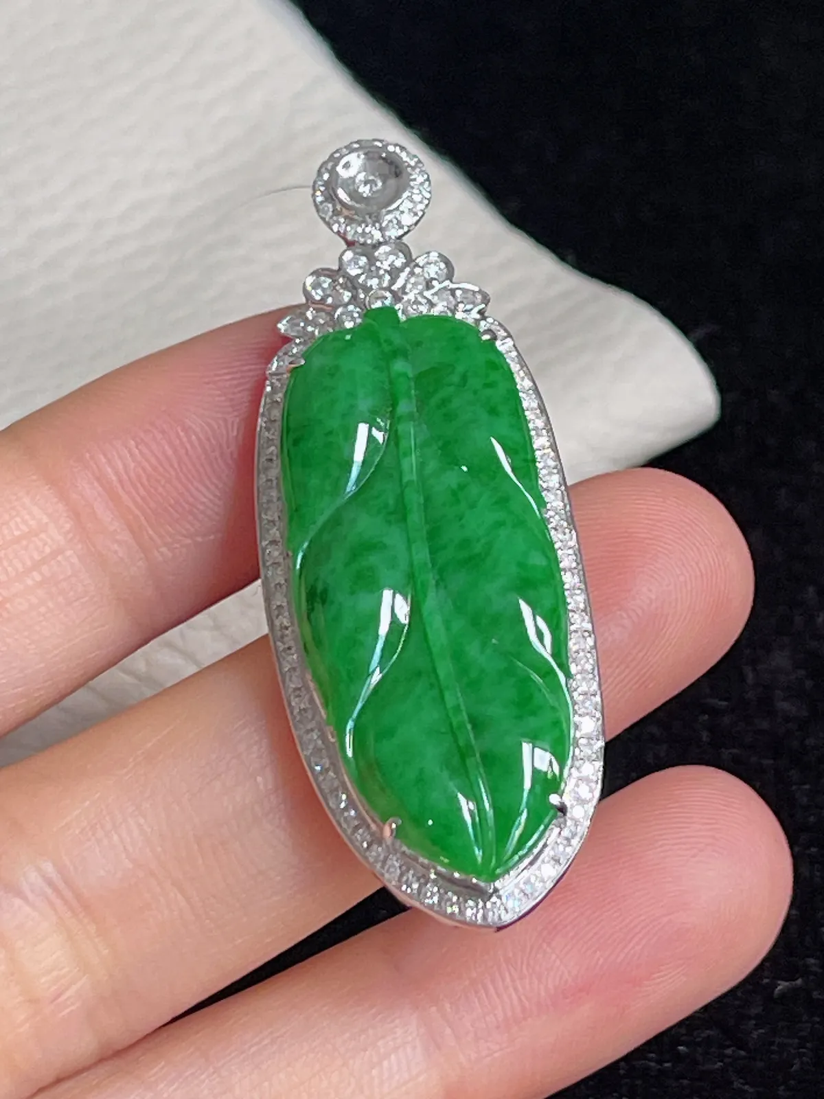 翡翠糯化种满绿挂坠，印记：G18K