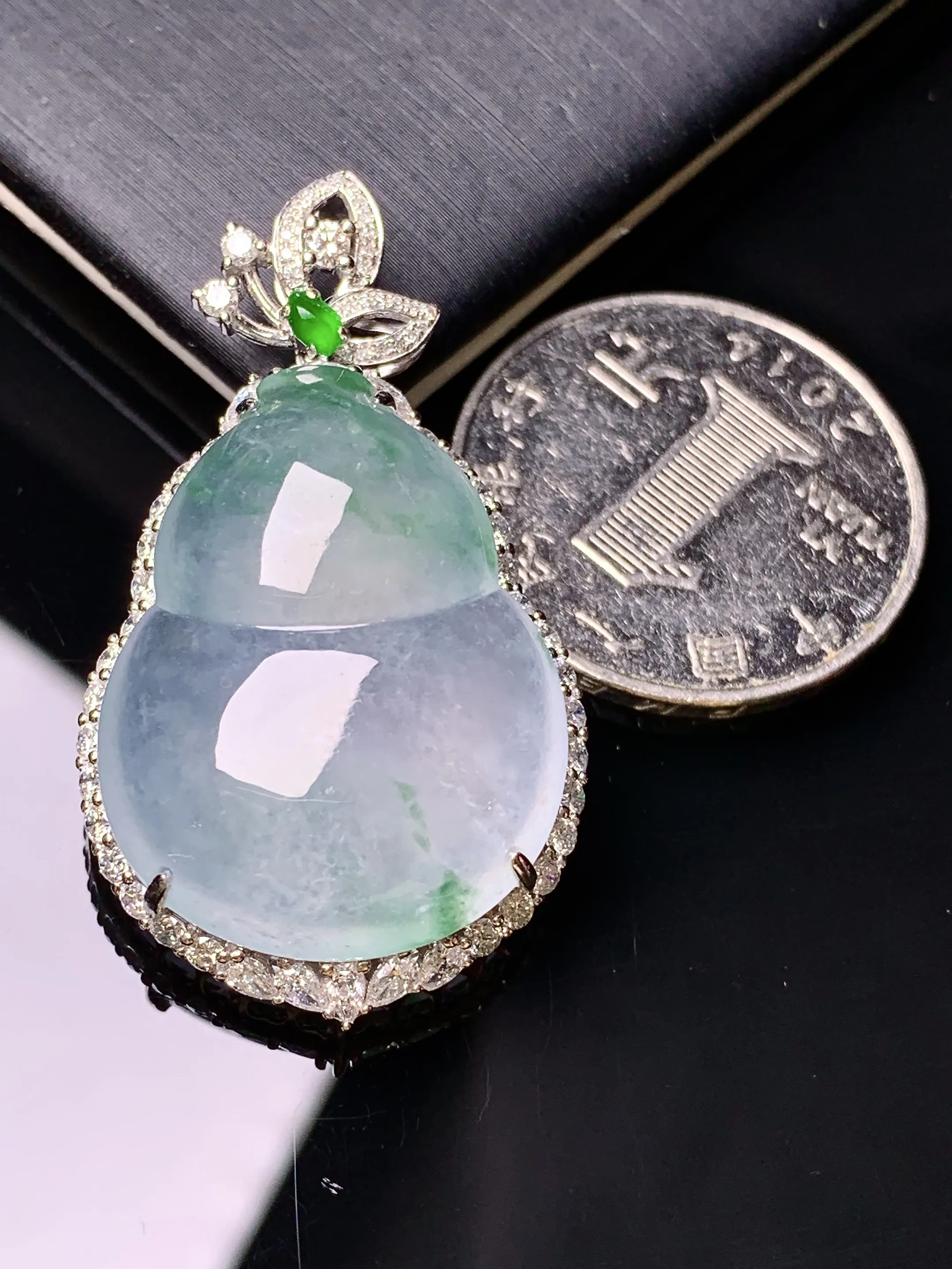 18k金钻镶嵌冰种飘绿葫芦吊坠 玉质细腻 色泽艳丽清新 整体尺寸41.2*23.2*10.8