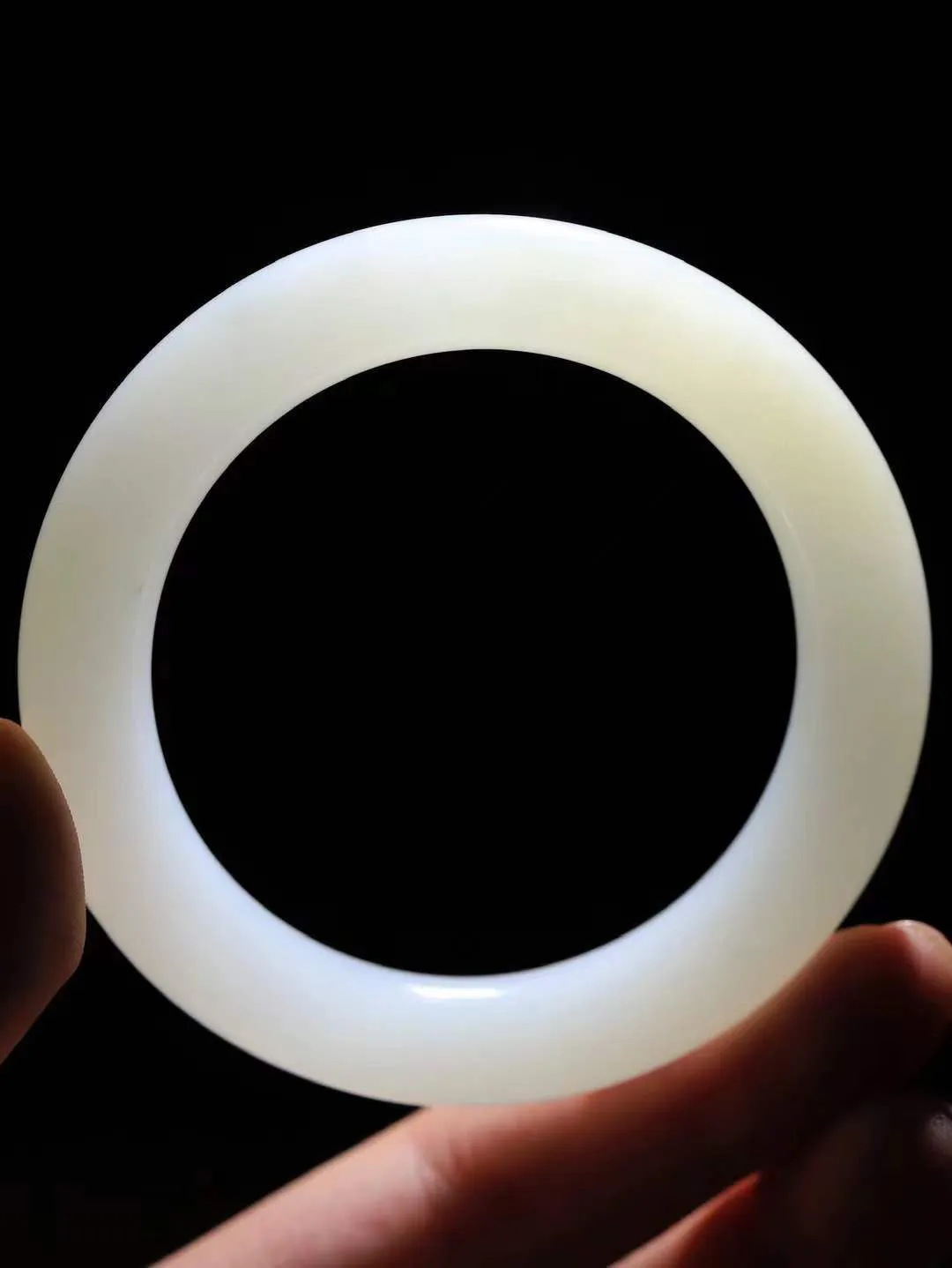 【玉佳人·手镯】

精品和田玉白玉双色圆条手镯 ，玉质细腻油润，做工细致精美，端庄素雅，亭亭玉立，芊芊素手。芊芊素手，怎能忘镯？秀美圆条，更显婀娜。内径54.5mm 尺寸11.7-11.2mm重62.7克6926400T