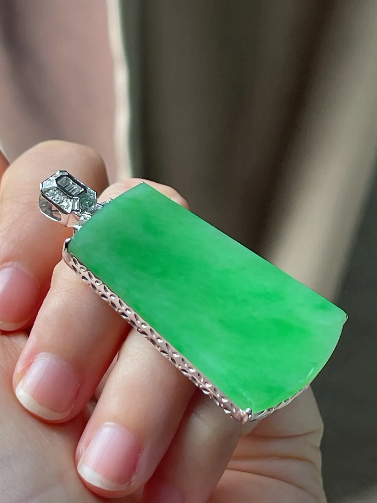 18k金翡翠冰糯种满绿无事牌吊坠