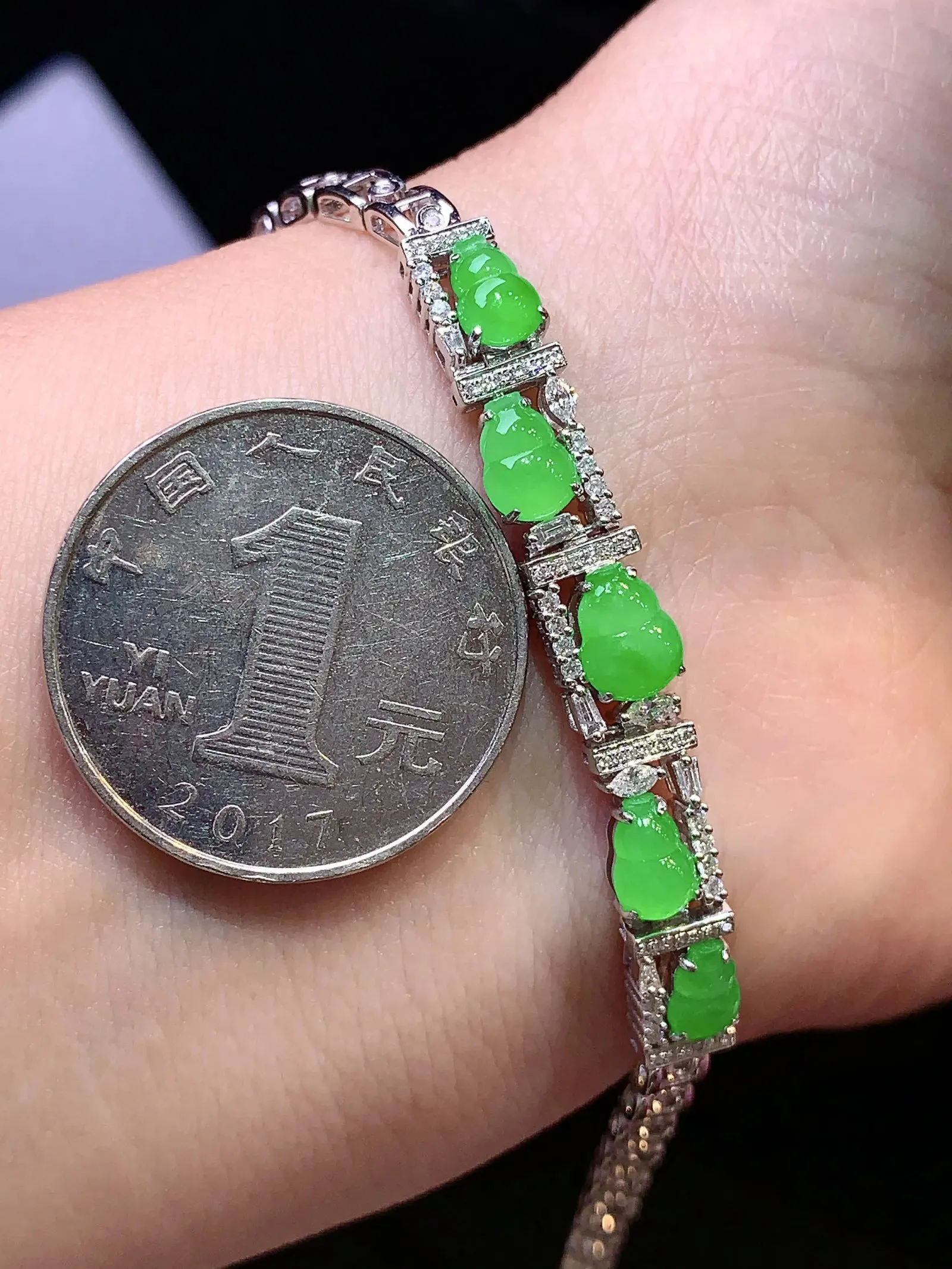 18k金钻镶嵌满绿葫芦手链 玉质细腻 色泽艳丽清新 整体尺寸48*6.6*4.3