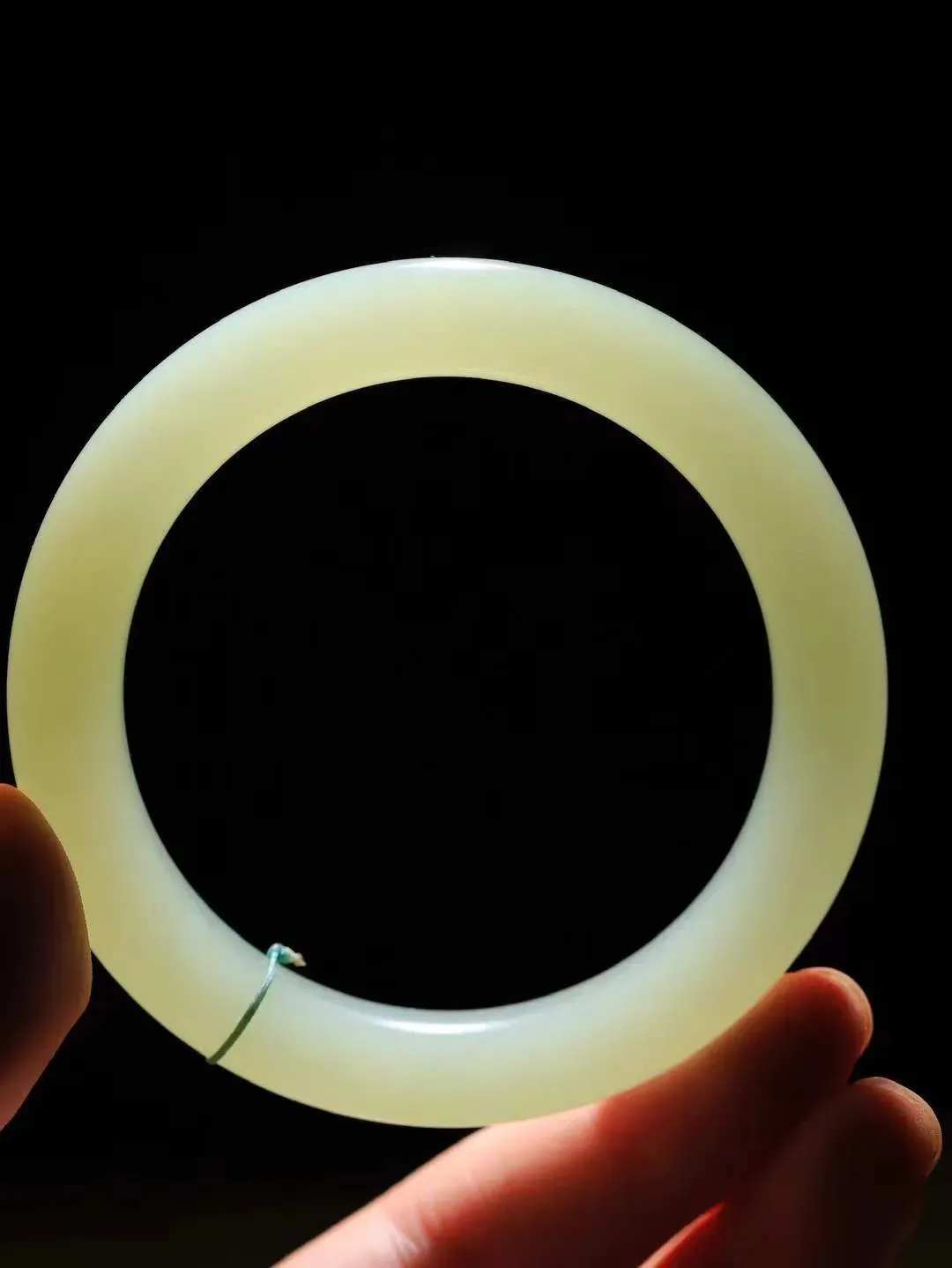 【晴水相伴.镯】

精品️和田玉晴水手镯，以其淡雅的晴水色调，成为腕间的一抹亮色。玉质细腻，触感温润，佩戴它，感受玉石的温度与自然的灵性，让每一天都充满诗意与美好。重61.7克  尺寸59-11-10.6mm   7520554L