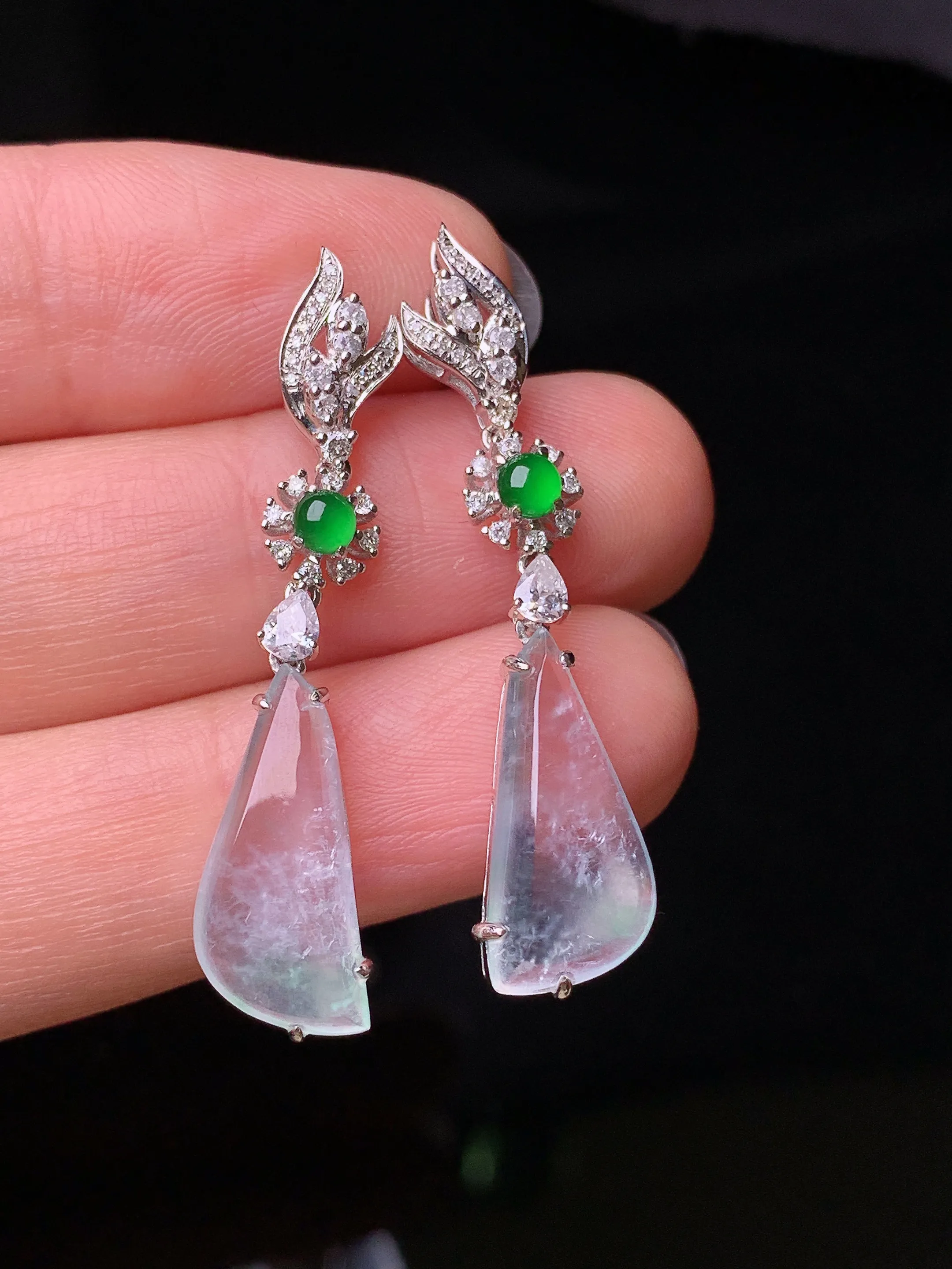 18k金钻镶嵌冰种随形耳坠 玉质细腻 色泽艳丽清新 整体尺寸37.2*7.5*4.8