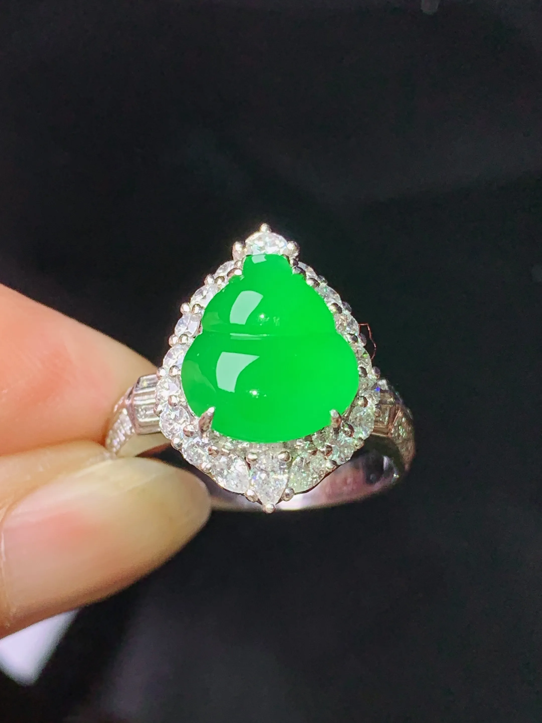 18k金钻镶嵌满绿葫芦戒指 玉质细腻 色泽艳丽清新 圈口14 整体尺寸17.2*12.8*10.6