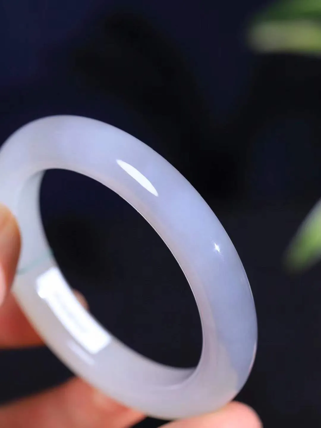 【花样年华·手镯】

精品和田玉烟紫白双色手镯，质地油润细腻，色泽高贵典雅，镯型古朴典雅。在诗情画意的雨巷相遇，你是我腕间的一抹风情，有你眸有深情，清风荡漾湖间静水，我愿俯身低眉，在烟波涟漪处，寻你深情倩影。内径56.5mm尺寸12-10.3mm 重62.7克。fDL-3624588