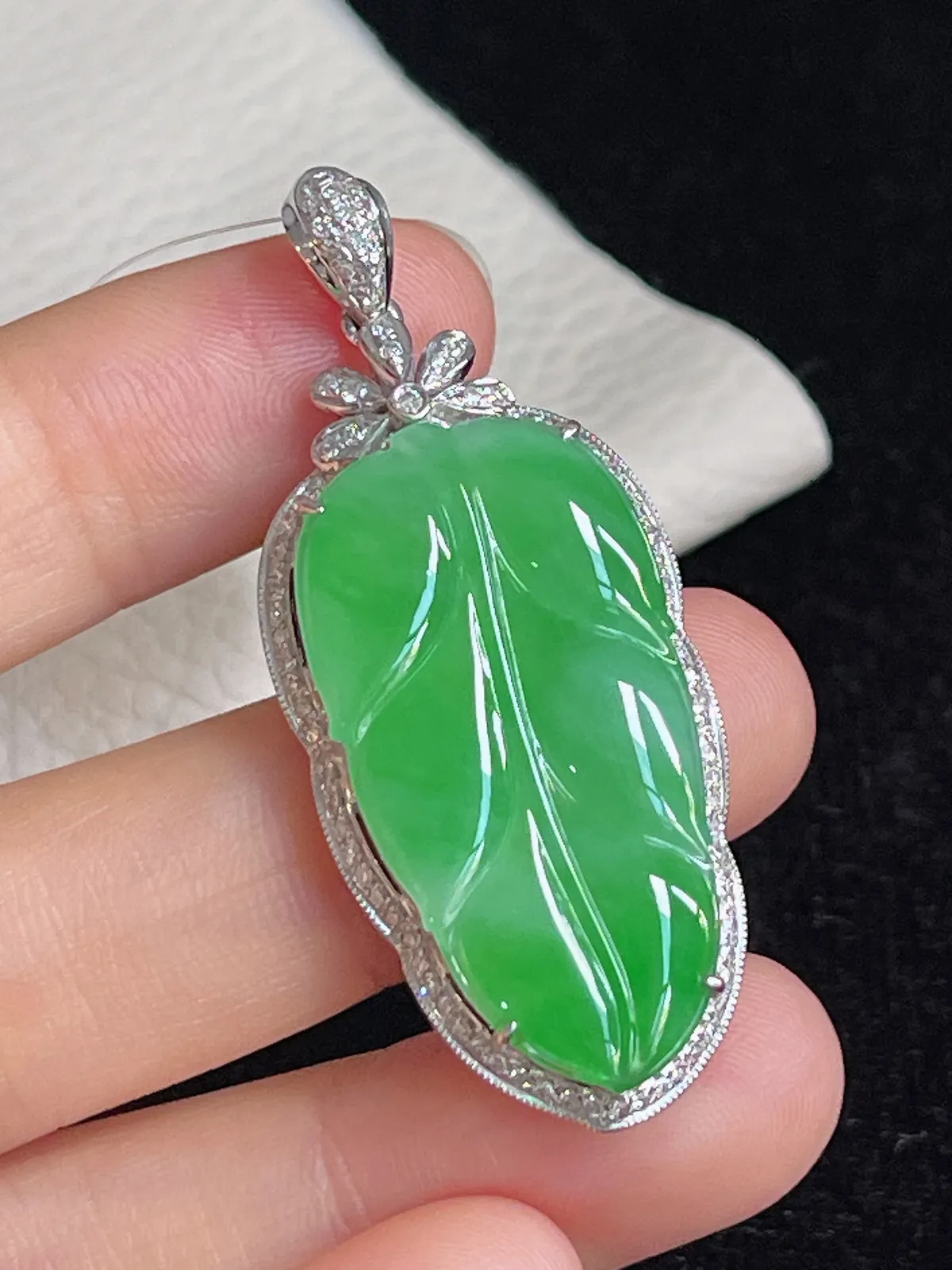 翡翠冰糯种飘绿叶子，印记：G18K,伴钻石