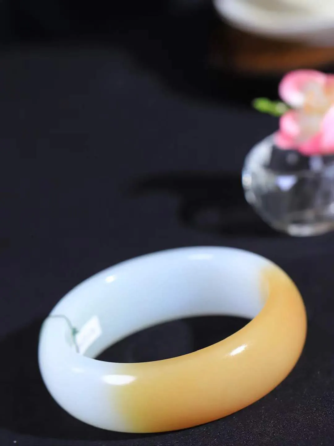 【暖玉生香·手镯】

收藏级臻品和田玉糖白玉手镯，质地油润细腻，色泽高贵典雅，镯型古朴典雅。在诗情画意的雨巷相遇，你是我腕间的一抹风情，有你眸有深情，清风荡漾湖间静水，我愿俯身低眉，在烟波涟漪处，寻你深情倩影。内径55mm尺寸19.6-9.1mm重89克  6928258A