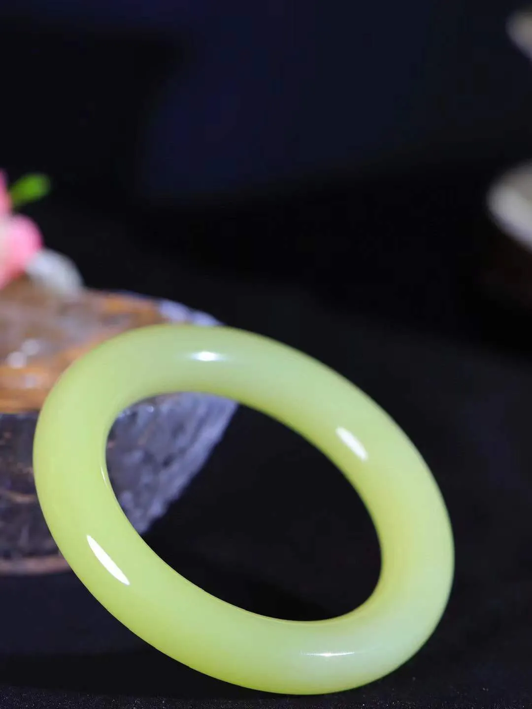 （冬日暖阳.手镯）

精品️和田玉黄口料圆条手镯 质地油润，大气雅致，清风明月潺潺，浮浮洗尽铅华随于心，净于念……重70克  尺寸52.5-12.3-12mm fDT-9920454