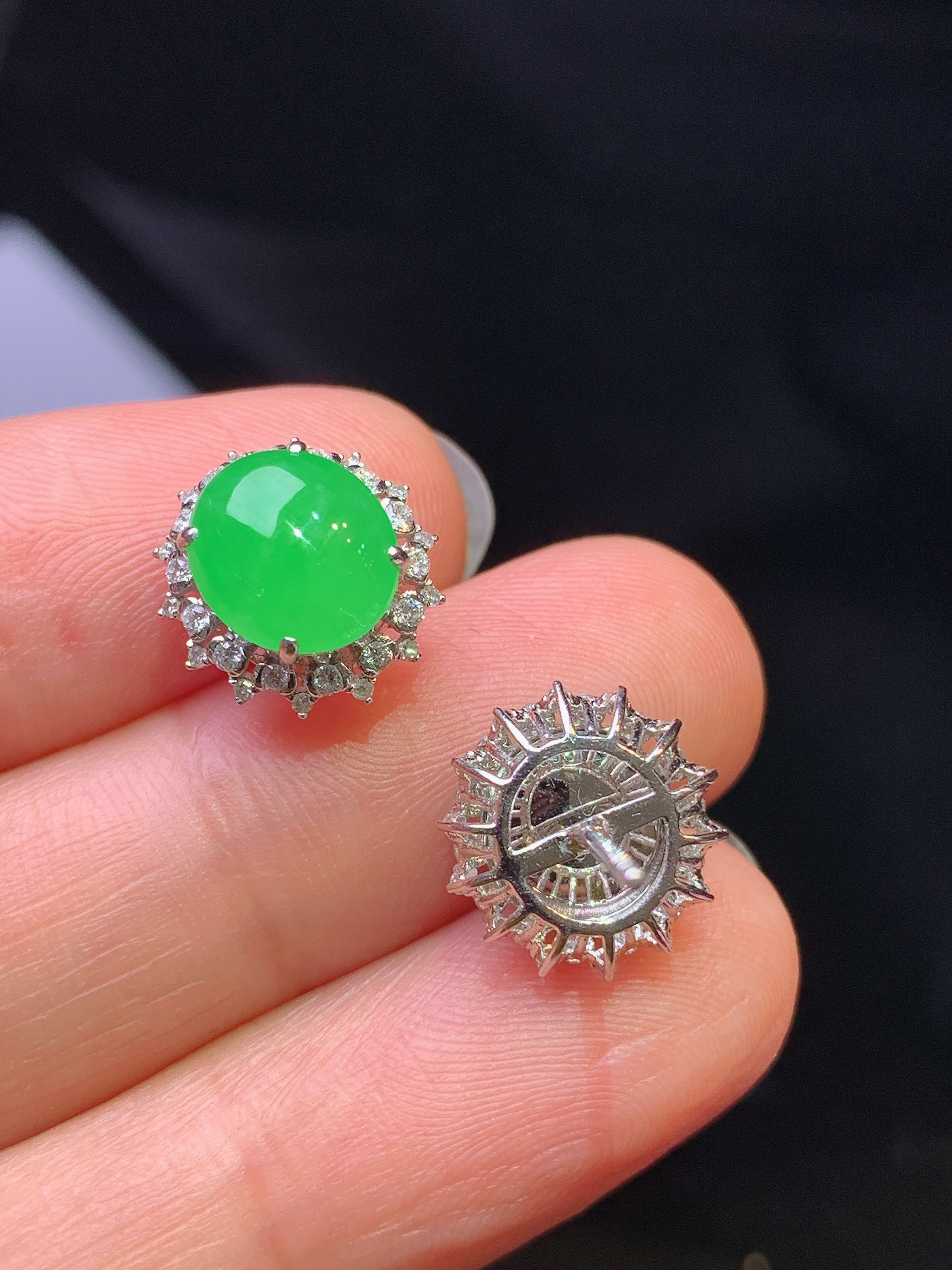 18k金钻镶嵌冰种翠绿蛋面耳钉 玉质细腻 色泽艳丽清新 整体尺寸11.8*11.3*8