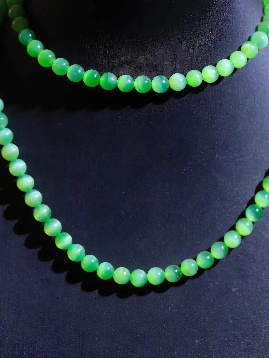 【珠圆玉润.项链】

精品和田玉碧玉猫眼珠圆玉润项链 玉质温润细腻  整串打磨圆润，佩戴舒适。珠珠落玉盘，间关莺语花底滑，一生美好时光，无论身在何处，都有它相伴相守。事事顺遂，幸福美满，吉祥如意。重35.6克 尺寸取一6mm  8920478A