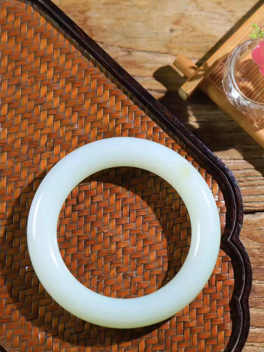 【玉佳人·手镯】

精品️和田玉青白玉圆条手镯 ，玉质细腻油润，做工细致精美，端庄素雅，亭亭玉立，芊芊素手。芊芊素手，怎能忘镯？秀美镯型，更显婀娜。内径61.5mm 尺寸14.3-13.8mm重107.8克6920580L