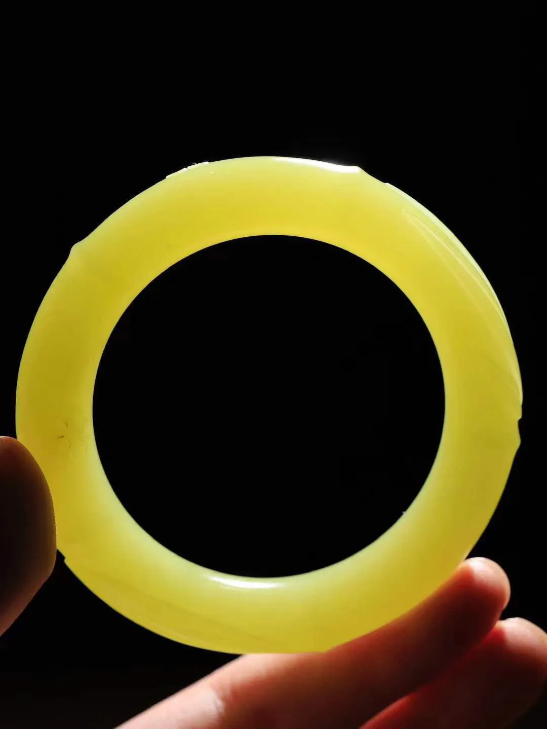 【节节高升.手镯】

收藏级臻品和田玉黄口竹手镯，玉质温润细腻，苏工精雕竹节，竹子品德高尚，生而有节，象征气节正直、不屈不俗。竹叶纤秀俊逸，舒展自如，迎风摇曳，柔美清逸，清新典雅。️整器画面空灵简洁佩于胸前，寓意祝福，高风亮节，步步高升。
内径54mm尺寸12-11.5mm重69克9920477T