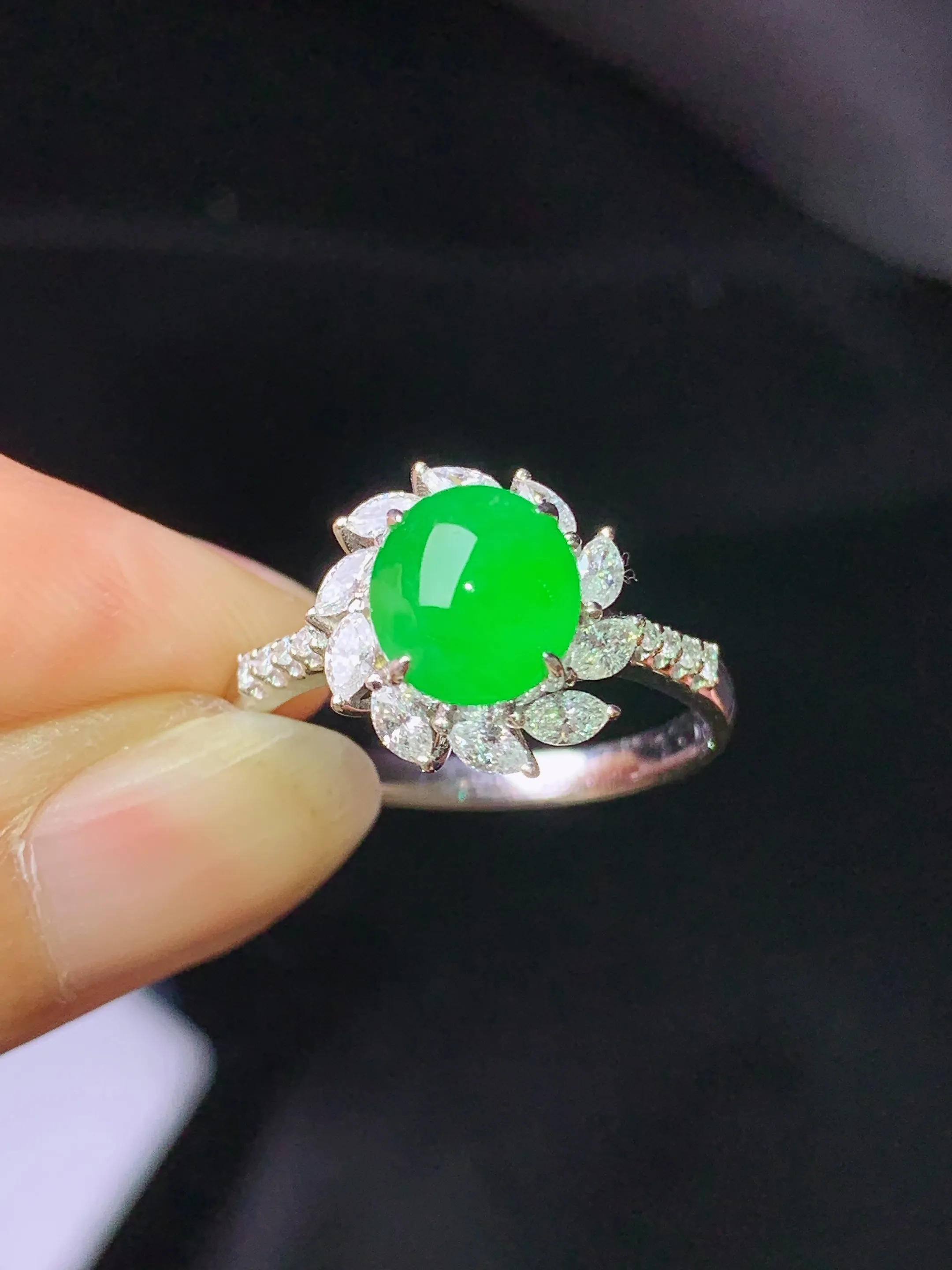 18k金钻镶嵌满绿蛋面戒指 玉质细腻 色泽艳丽清新 圈口15 整体尺寸11.8*7.8