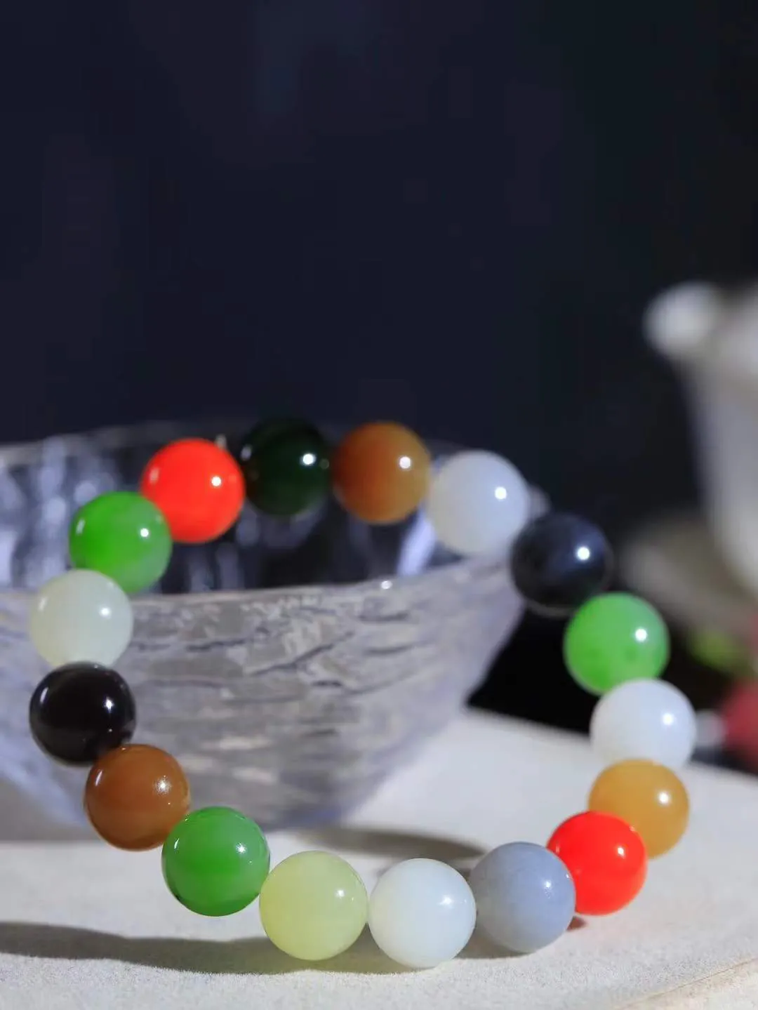 【福运相伴.多宝手串】

货头精选 和田玉多宝圆珠手串，每一颗玉石都凝聚自然的灵气与岁月的沉淀，寓意福禄寿喜，守护您的平安与幸福。佩戴它，感受千年玉文化的温润与优雅。重44克  尺寸取一12mm  6620533T