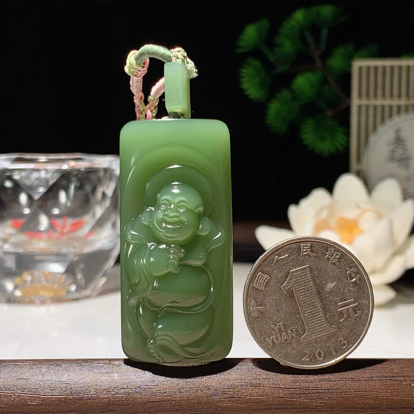 和田玉阳绿俄罗斯碧玉佛引福来牌子挂件 尺寸45/21/12重27.5克 玉质细腻油润。无裂无杂无结构 手推出油。佩戴高端典雅。lt260205