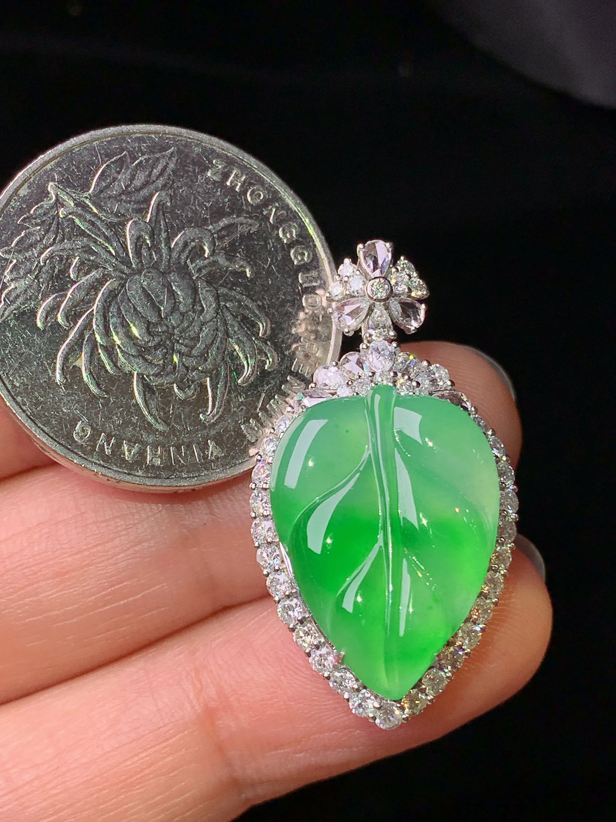 18k金钻镶嵌翠绿树叶吊坠 玉质细腻 色泽艳丽清新 整体尺寸31.8*17.2*8