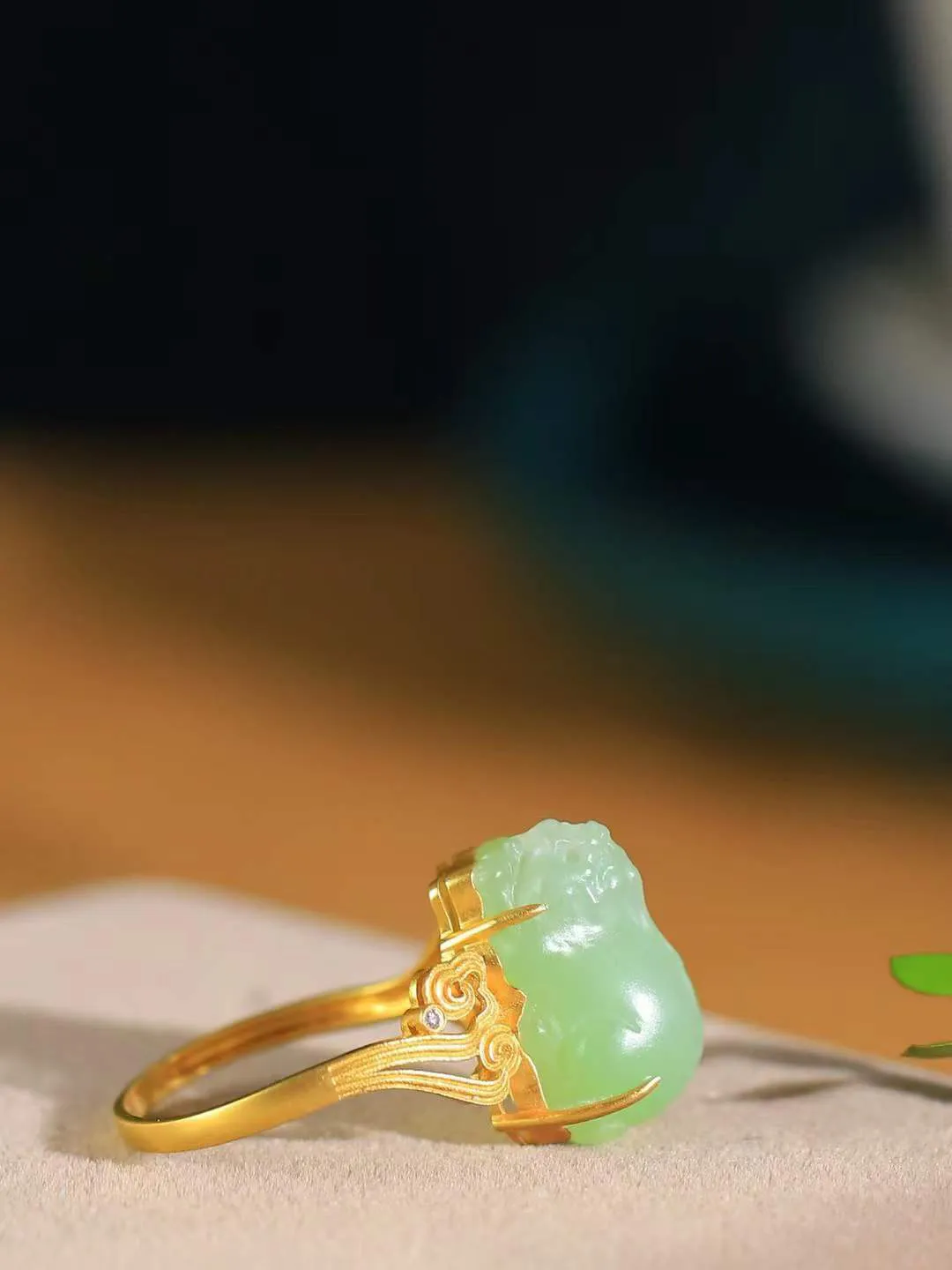 （金镶玉.招财貔貅.戒指）

精品和田玉翠青18k金镶嵌貔貅戒指，质地细腻油润，精工雕刻，貔貅表情生猛威严，形象立体生动，️有纳食四方之财，消灾好运的寓意，貔貅属火，火主心，心主神明，祈福佩戴者聪慧灵秀。
重3.4克   尺寸17.2-15-9.3mm   76801859YY