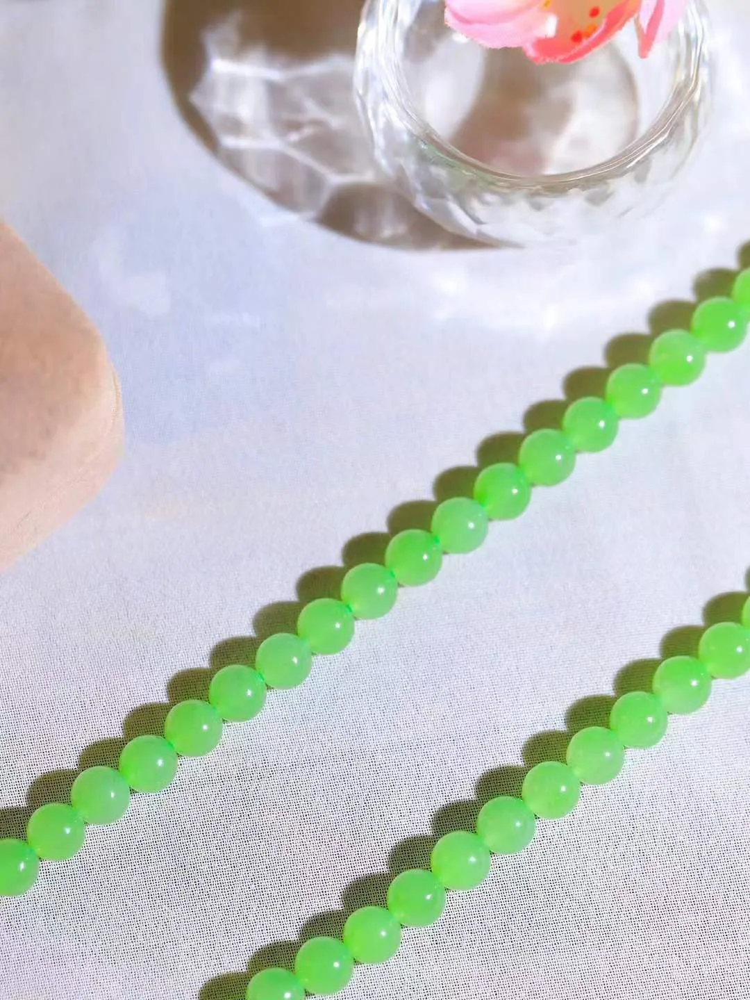 【珠圆玉润.项链】

精品和田玉碧玉珠圆玉润项链 玉质温润细腻  整串打磨圆润，佩戴舒适。珠珠落玉盘，间关莺语花底滑，一生美好时光，无论身在何处，都有它相伴相守。事事顺遂，幸福美满，吉祥如意。重39克 尺寸取一6mm  8920478A