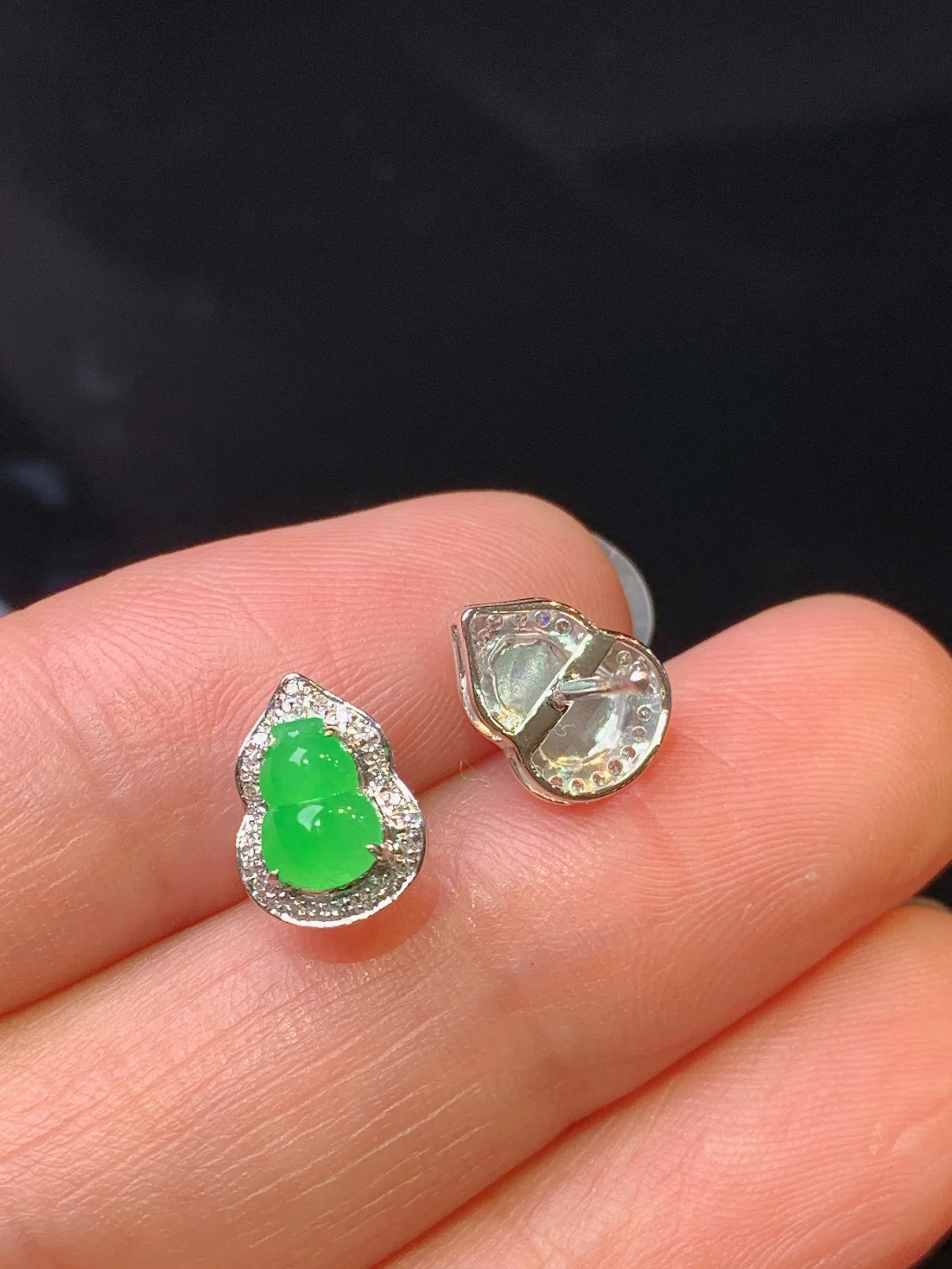 18k金钻镶嵌翠绿葫芦耳钉 玉质细腻 色泽艳丽清新 整体尺寸9.5*7*4.6