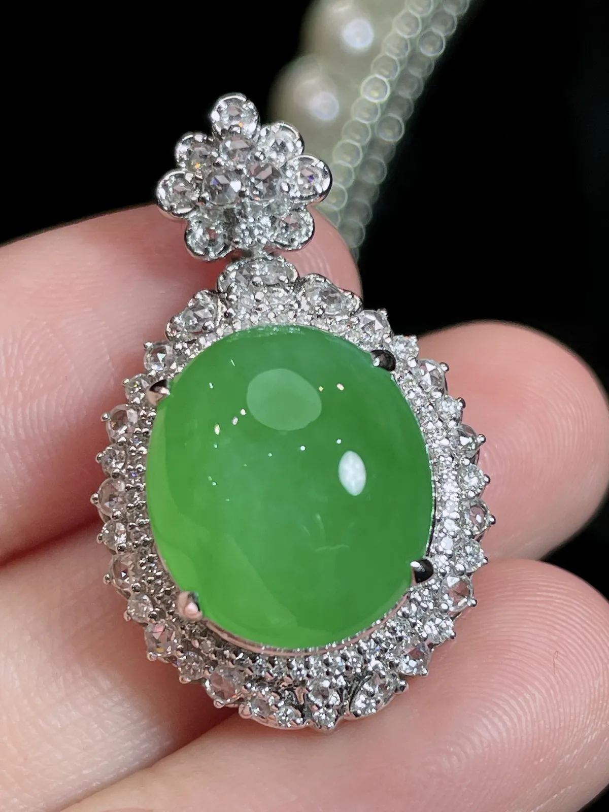 天然缅甸翡翠A货
满绿蛋面吊坠
18k金镶嵌钻石 
细腻水灵 实拍接近