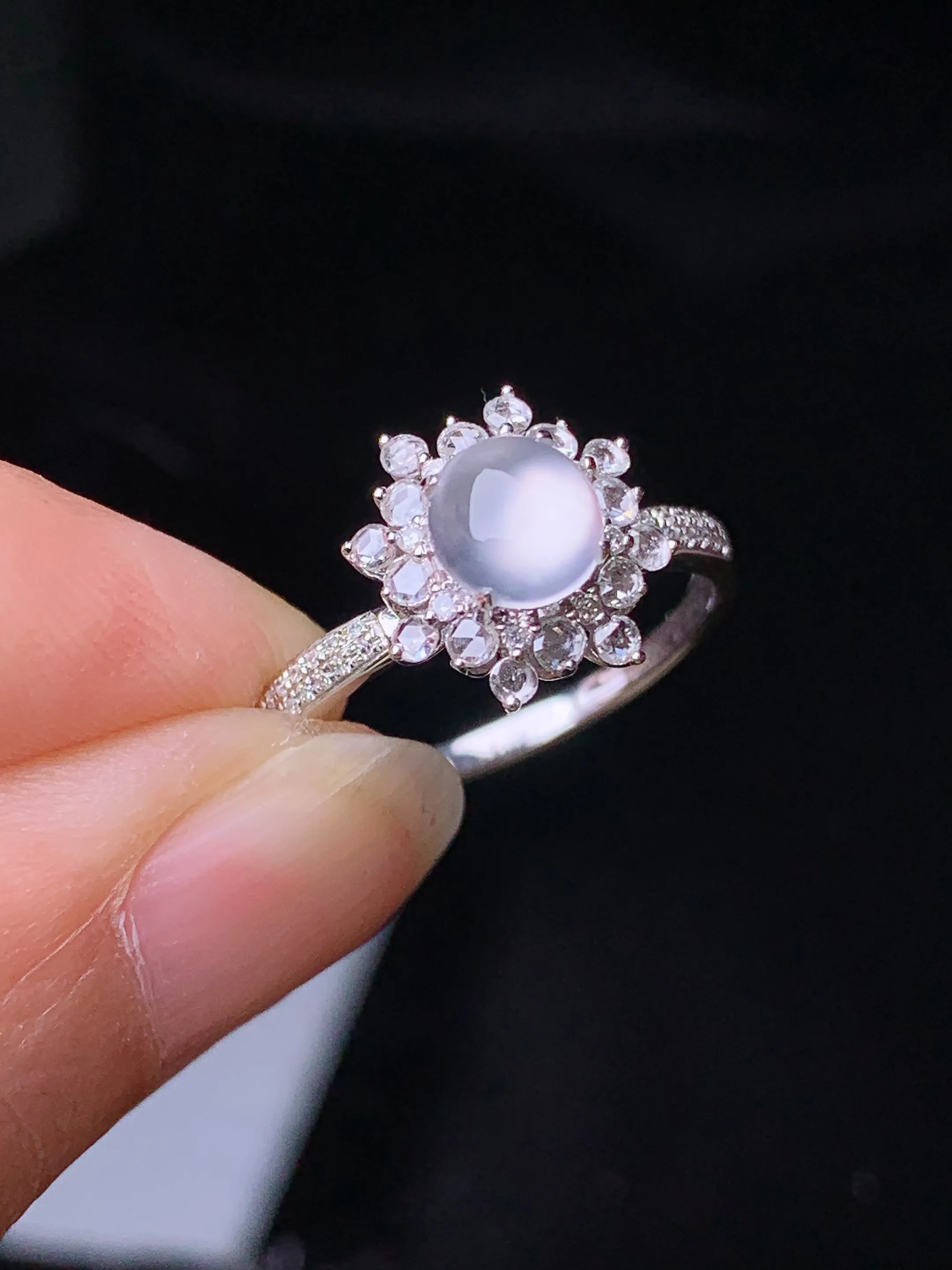 18k金钻镶嵌冰种蛋面戒指 玉质细腻 色泽艳丽清新 圈口14.5 整体尺寸10.8*10.3*7.3