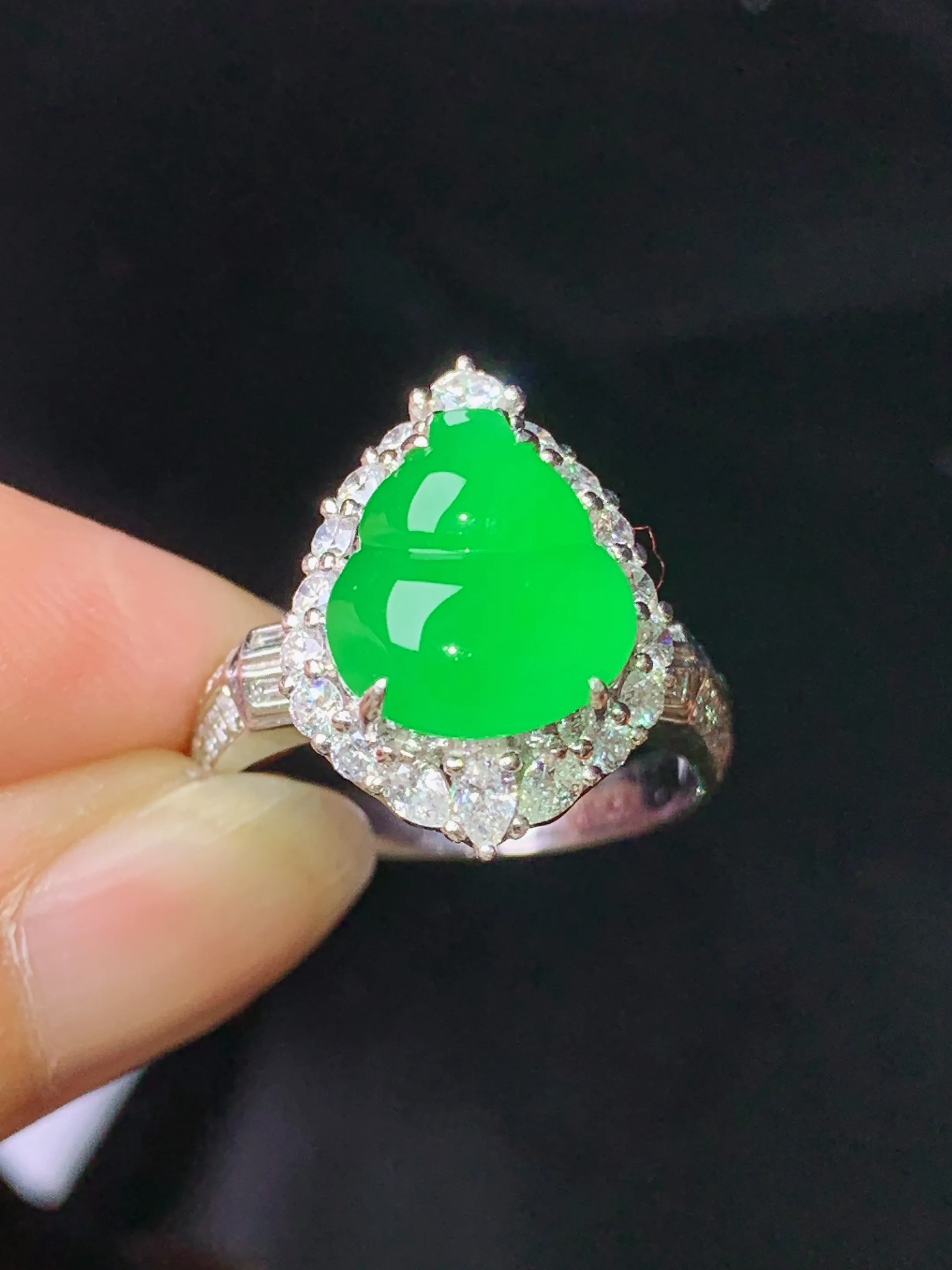 18k金钻镶嵌满绿葫芦戒指 玉质细腻 色泽艳丽清新 圈口14 整体尺寸17.2*12.8*10.6