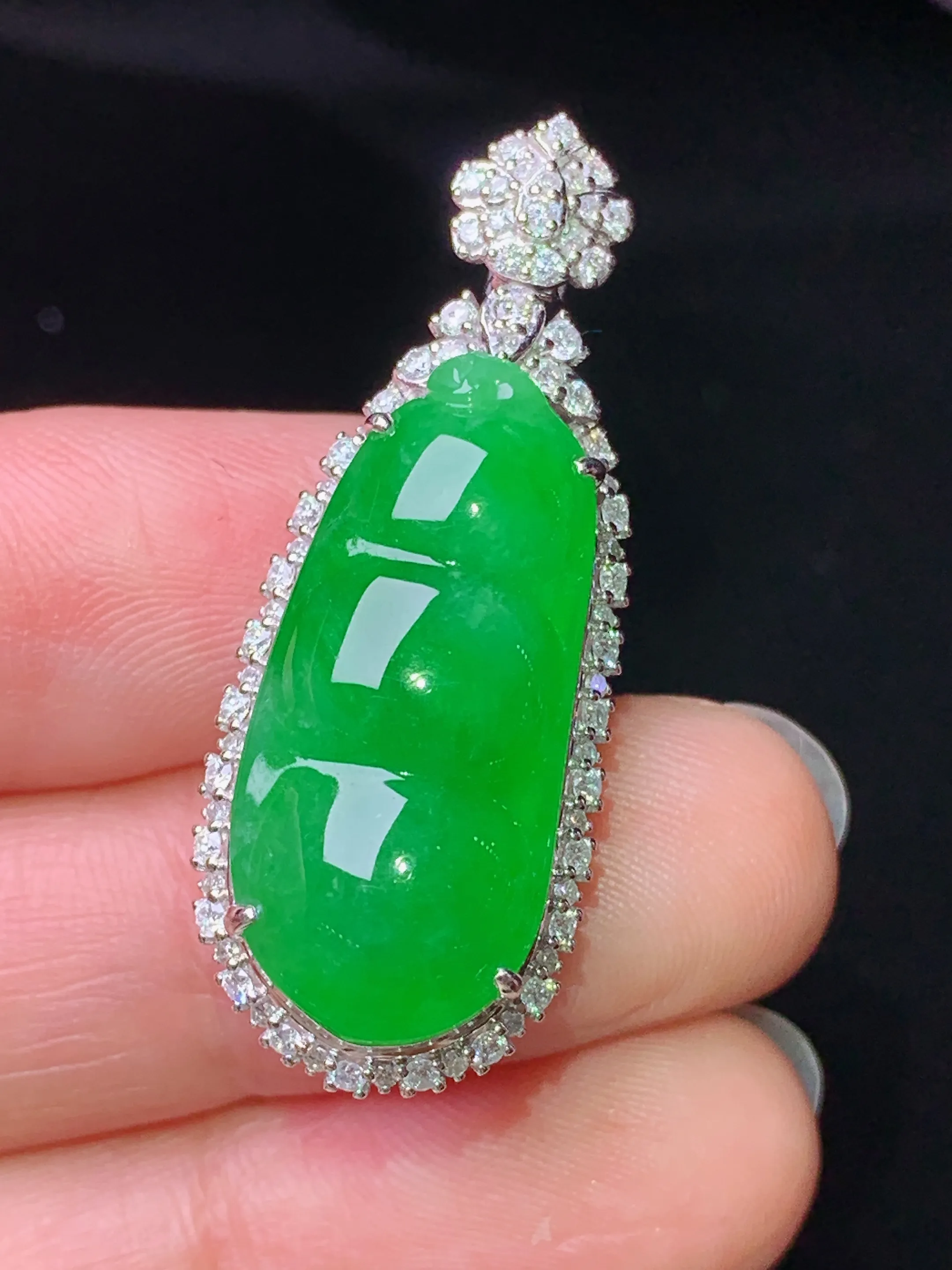 18k金钻镶嵌满绿四季豆吊坠 玉质细腻 色泽艳丽清新 整体尺寸36.5*14.3*12