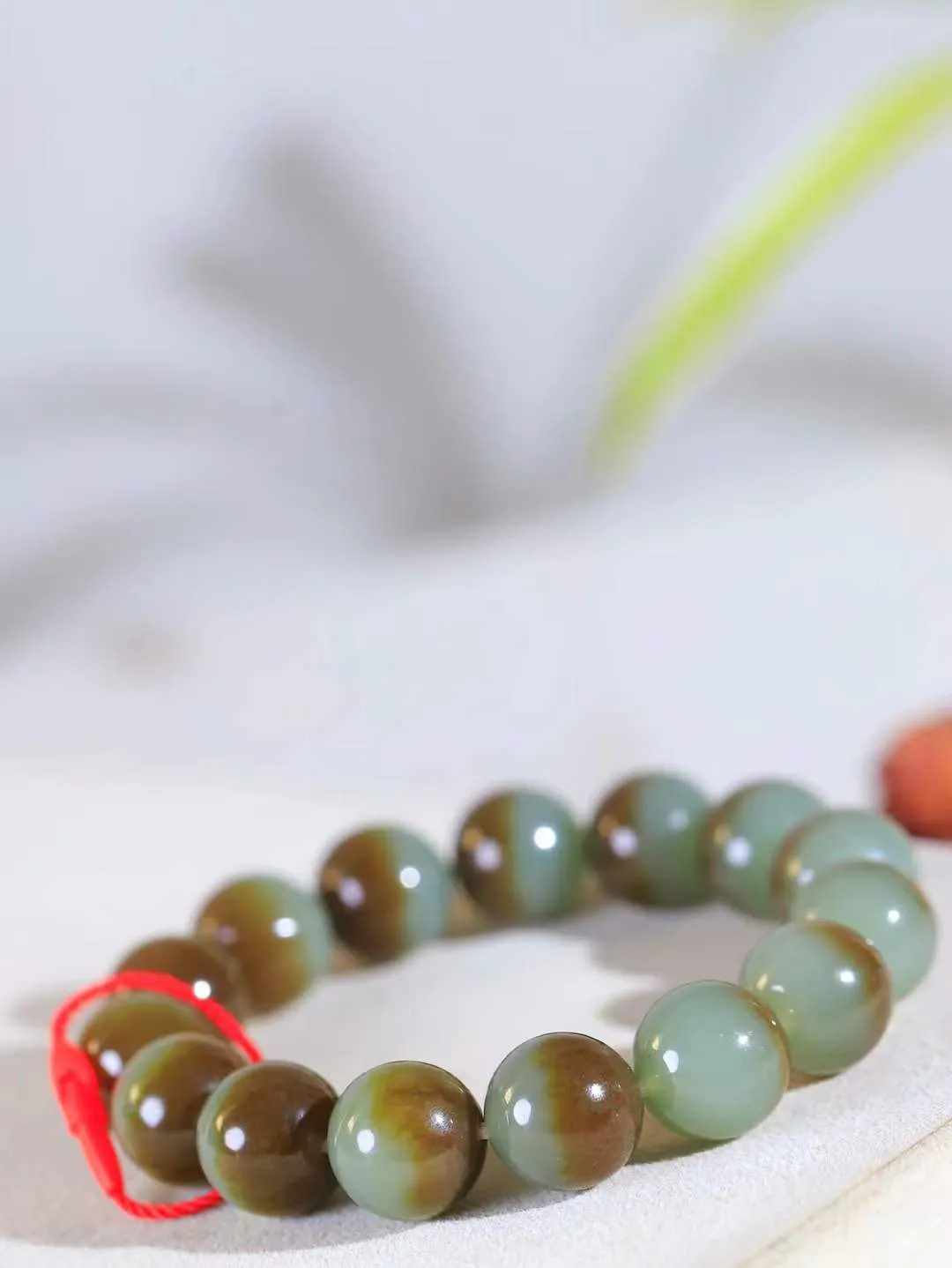 【珠圆玉润.手串】

收藏级️新疆和田且末料珠圆玉润手串 玉质温润细腻  整串打磨圆润，佩戴舒适。珠珠落玉盘，间关莺语花底滑，一生美好时光，无论身在何处，都有它相伴相守。事事顺遂，幸福美满，吉祥如意。重60.5克 尺寸取一13.8mm  FDA-8826434