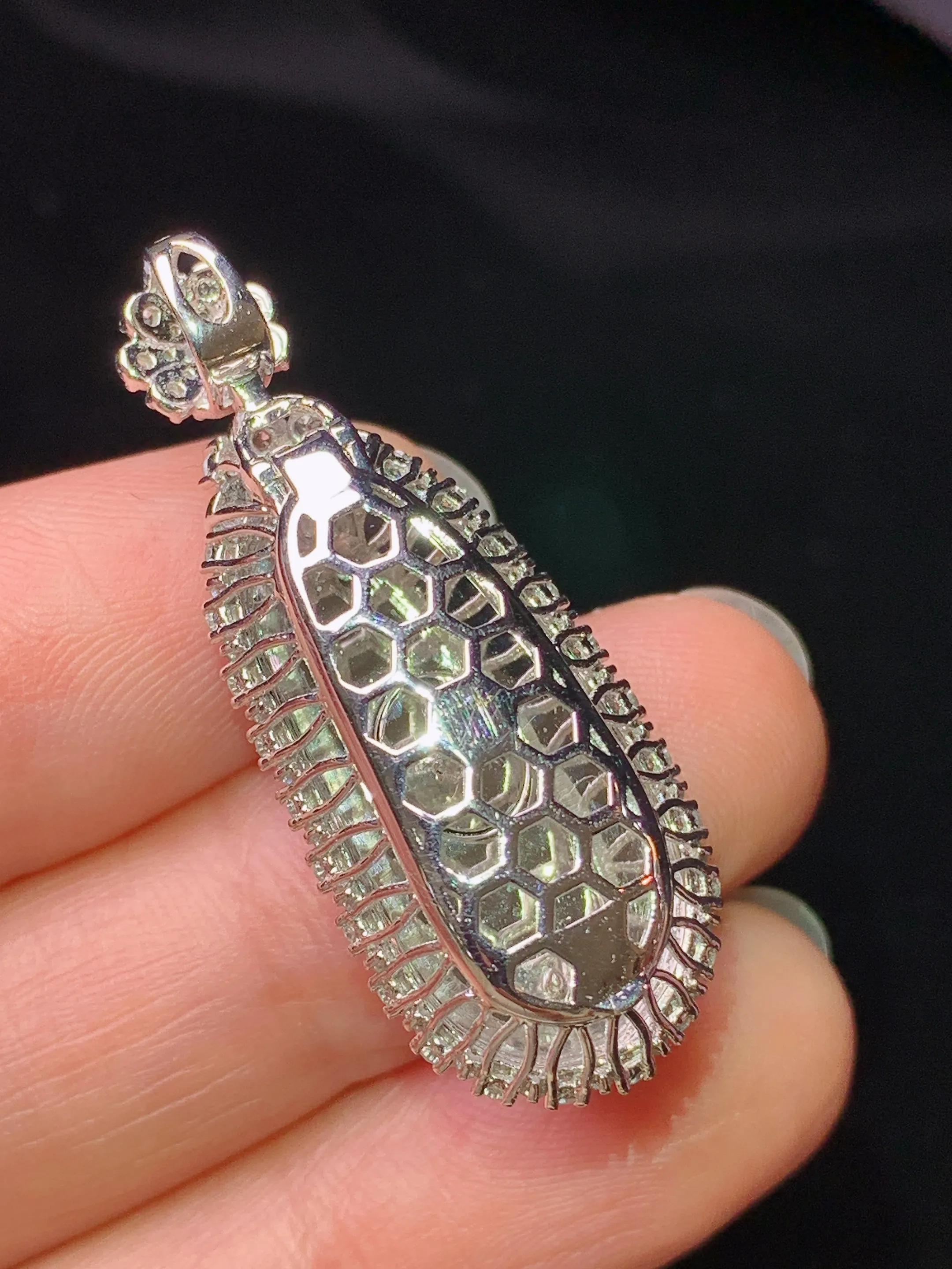 18k金钻镶嵌满绿四季豆吊坠 玉质细腻 色泽艳丽清新 整体尺寸36.5*14.3*12