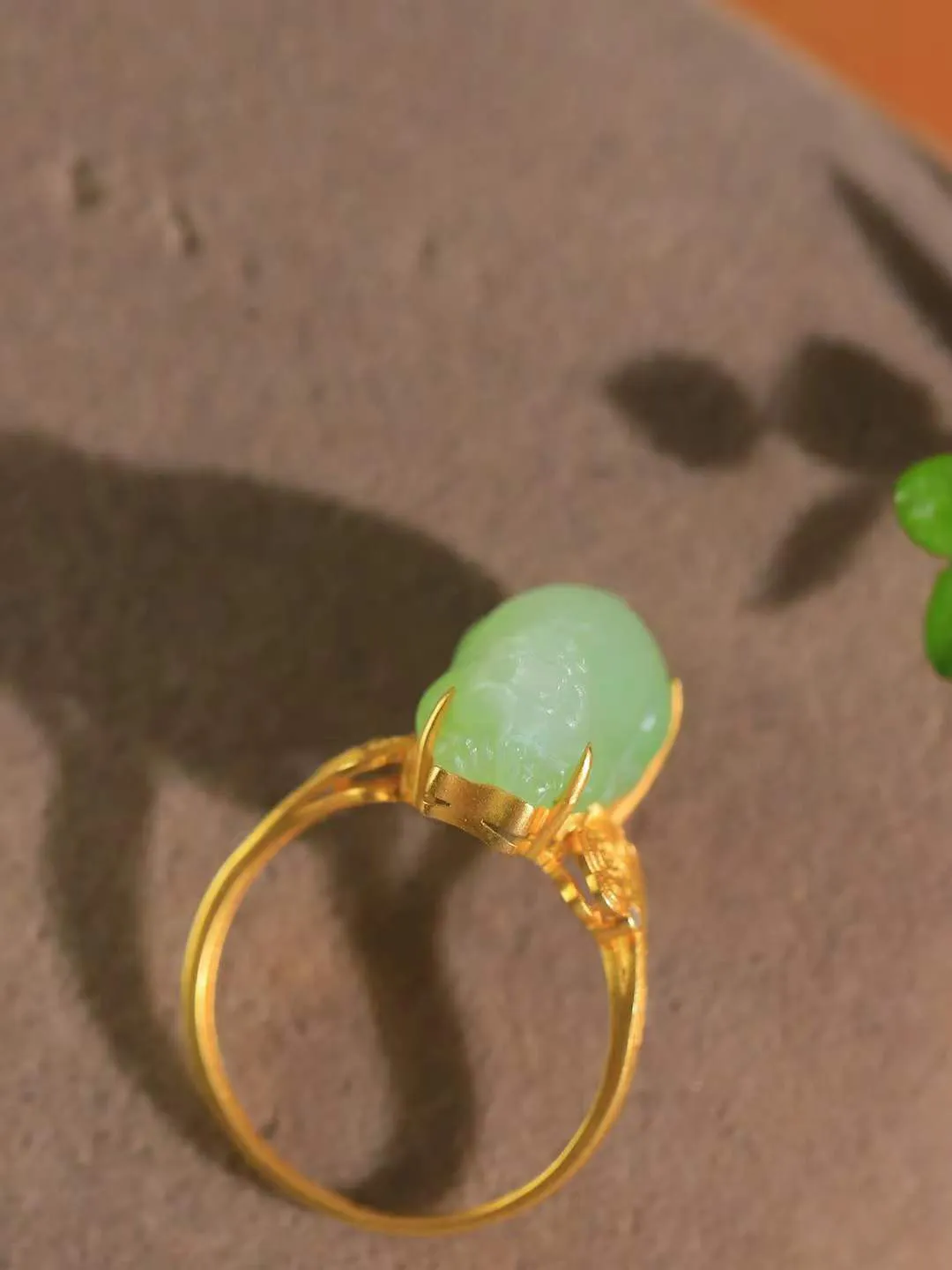 （金镶玉.招财貔貅.戒指）

精品和田玉翠青18k金镶嵌貔貅戒指，质地细腻油润，精工雕刻，貔貅表情生猛威严，形象立体生动，️有纳食四方之财，消灾好运的寓意，貔貅属火，火主心，心主神明，祈福佩戴者聪慧灵秀。
重3.4克   尺寸17.2-15-9.3mm   76801859YY